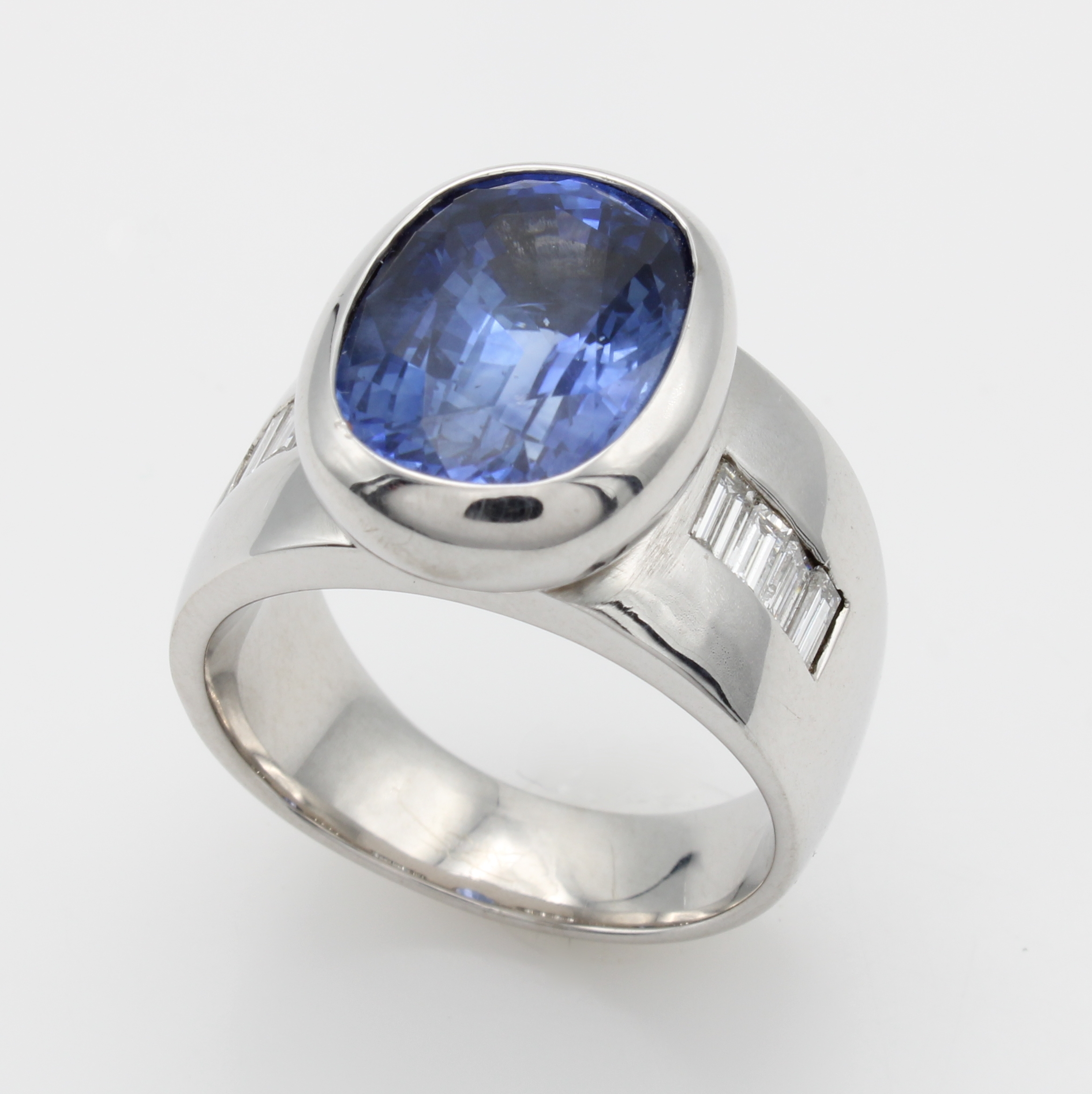 Image 26967655 - Exclusiver Ring mit Saphir und Diamanten, WG750/000, ovaler Saphir v. sehr schöner ...