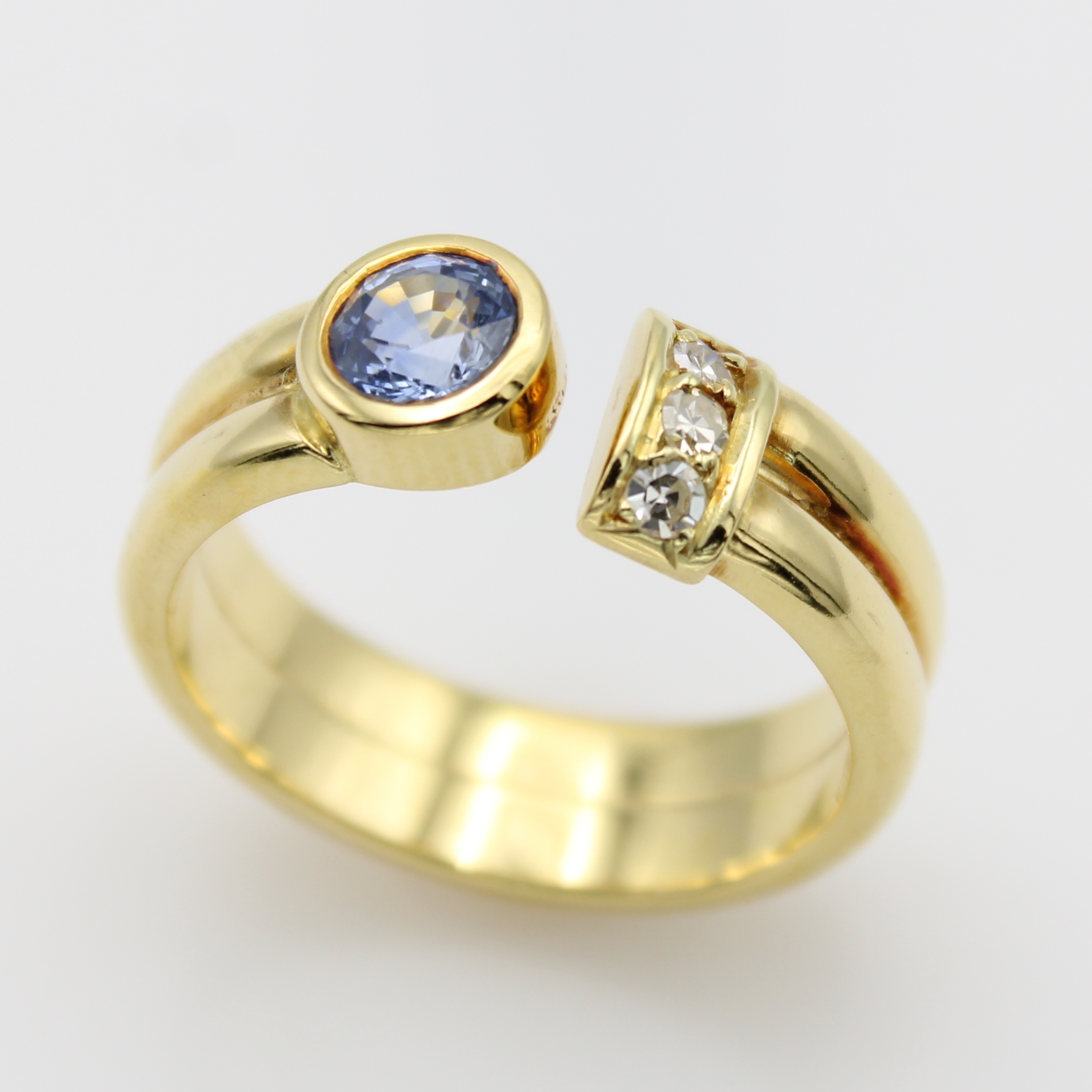 Image 26967660 - Ring mit Saphir und Diamanten, GG 585/000, Saphir ca. 0.68 ct, Diam. zus. ca. 0.10 ct ...
