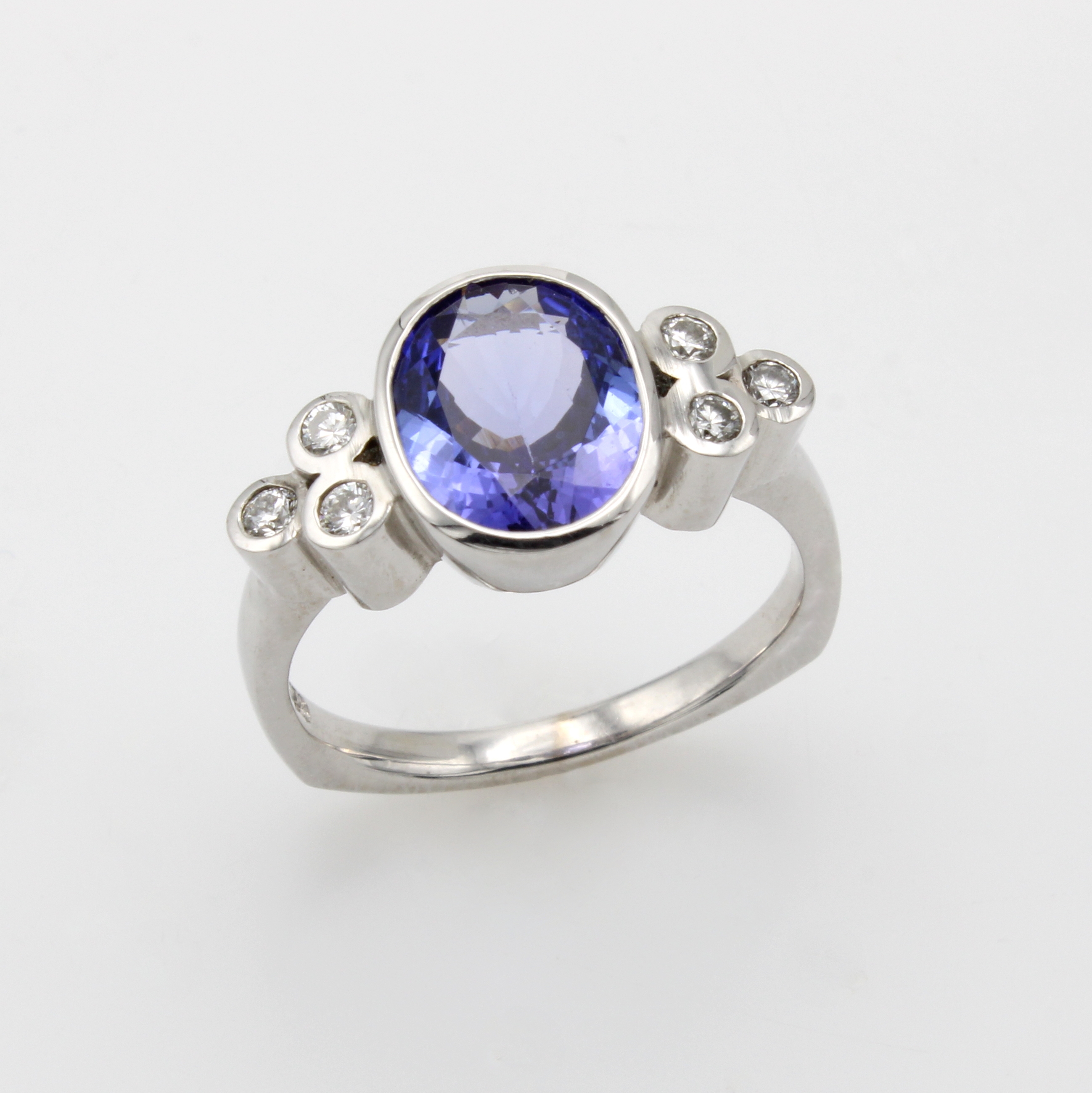 Image 26967663 - Ring mit Tansanit und Brillanten, WG 750/000, ovaler Tansanit ca. 2.25 ct, 6 Brill. zus. ...
