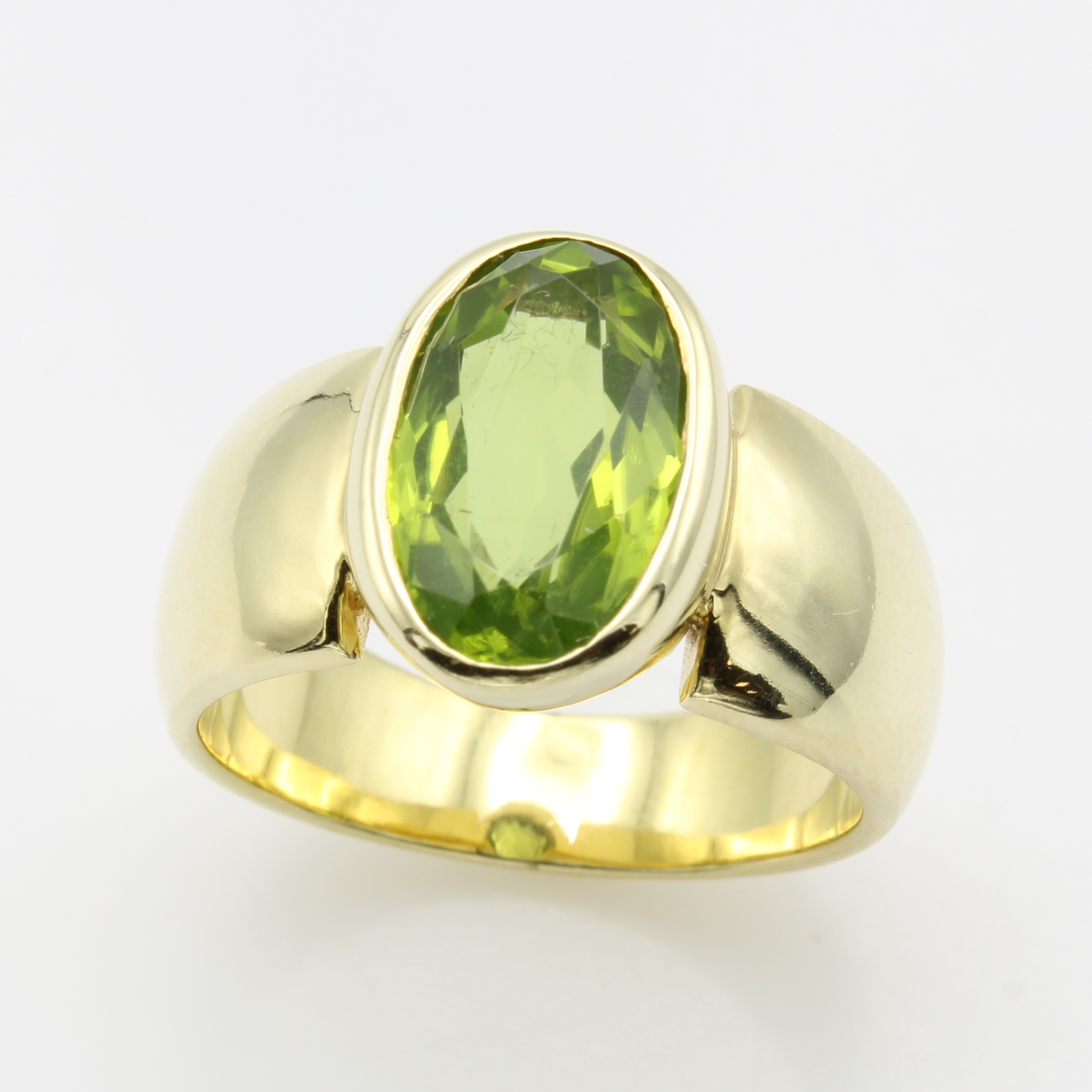 Image 26967670 - Ring mit Peridot, GG 585/000, ovaler Peridot ca. 4 ct, RW ca. 58 Schätzpreis: 3900, - ...