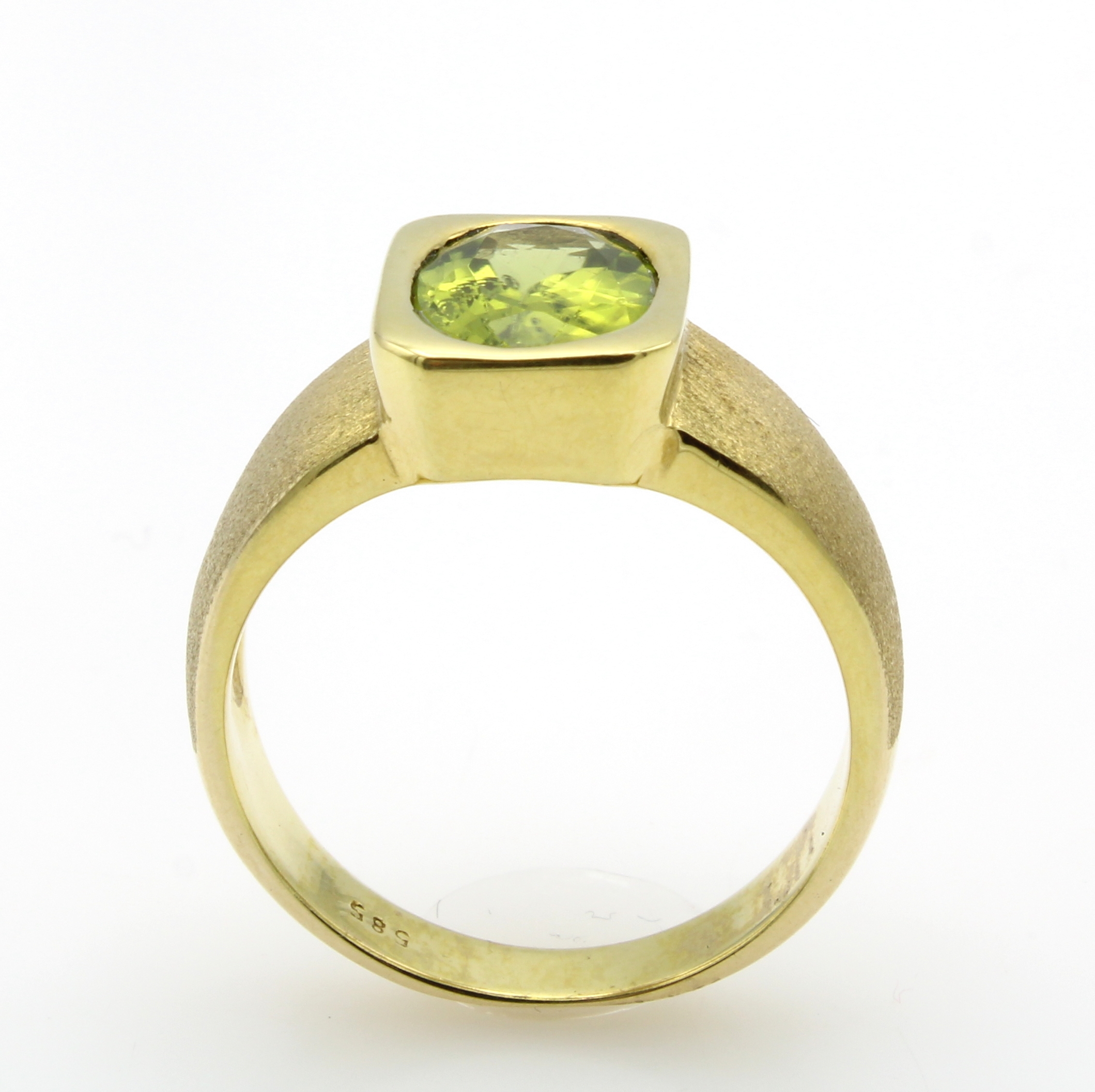 Image 26967671 - Ring mit Peridot, GG 585/000, z.T. matt., ovaler Peridot in rechteckigem Ringkopf ca. 4 ...