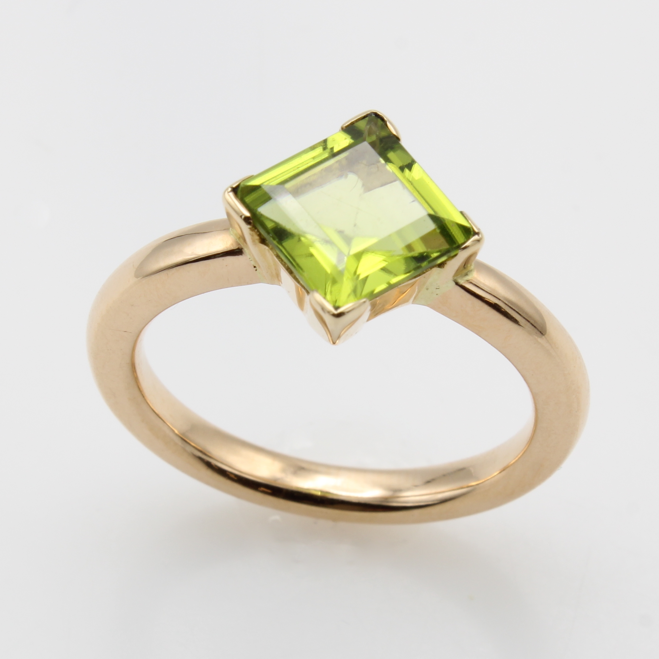 Image 26967672 - Ring mit Peridot, RoséG 750/000, Peridot- carrée in Krappenfassung ca. 2.5 ct, RW ca. ...