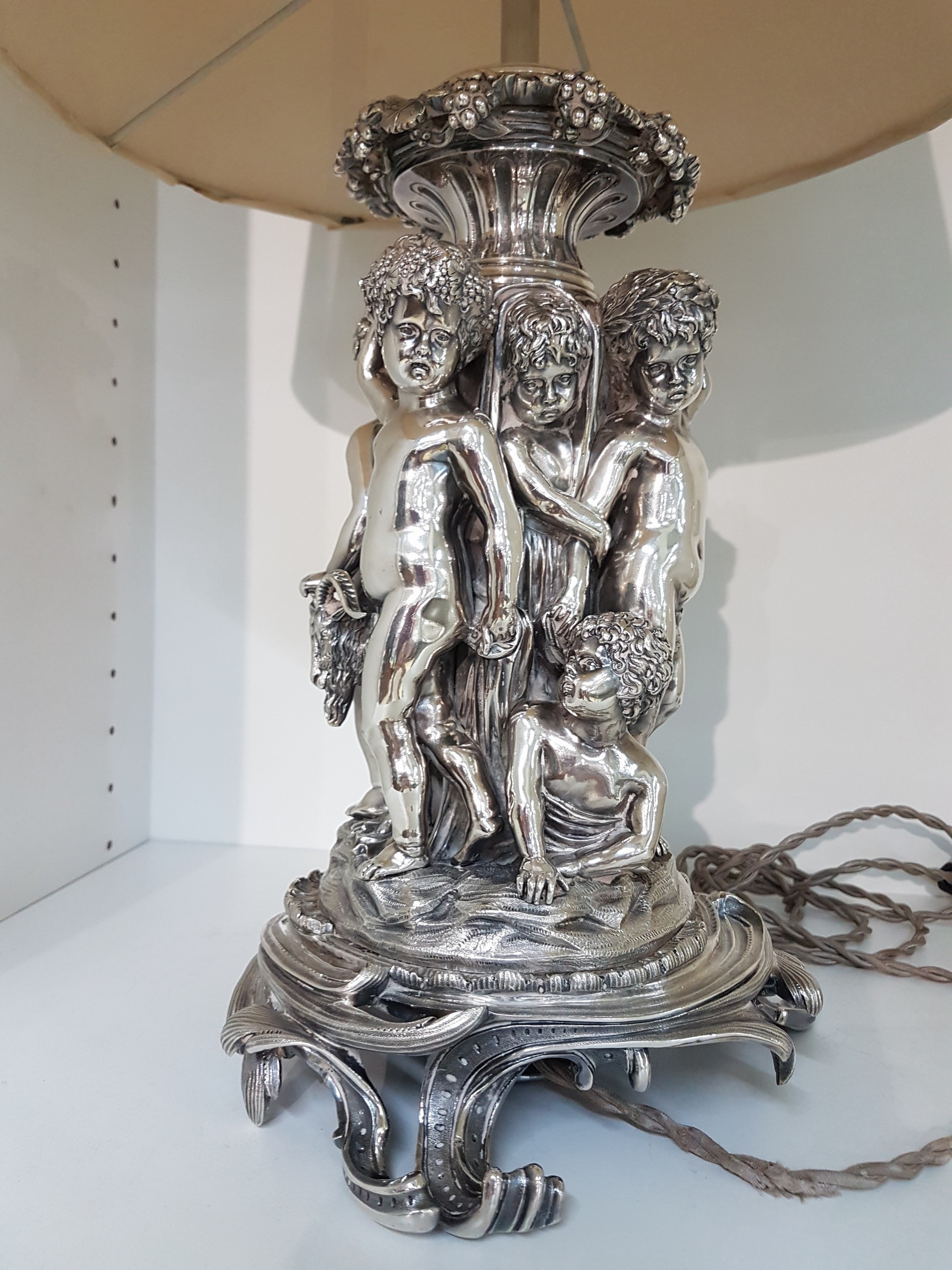 Detail a: Große Figurenlampe, wohl deutsch, um, 1900/20, schwerer Bronzeguß versilbert, Bacchantengruppe mit Ziegenbock, später elektrifiziert, eine ...
