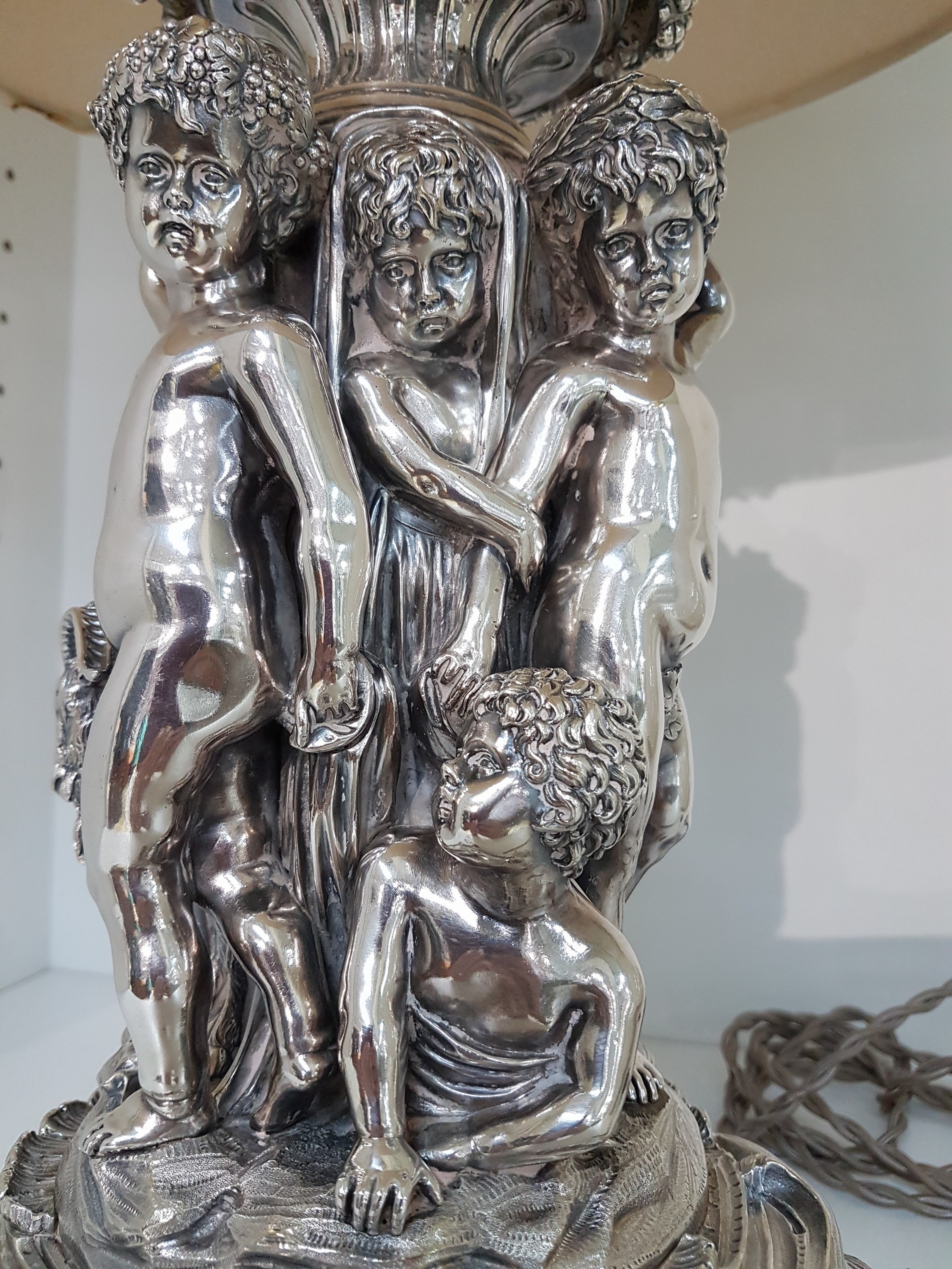 Detail b: Große Figurenlampe, wohl deutsch, um, 1900/20, schwerer Bronzeguß versilbert, Bacchantengruppe mit Ziegenbock, später elektrifiziert, eine ...