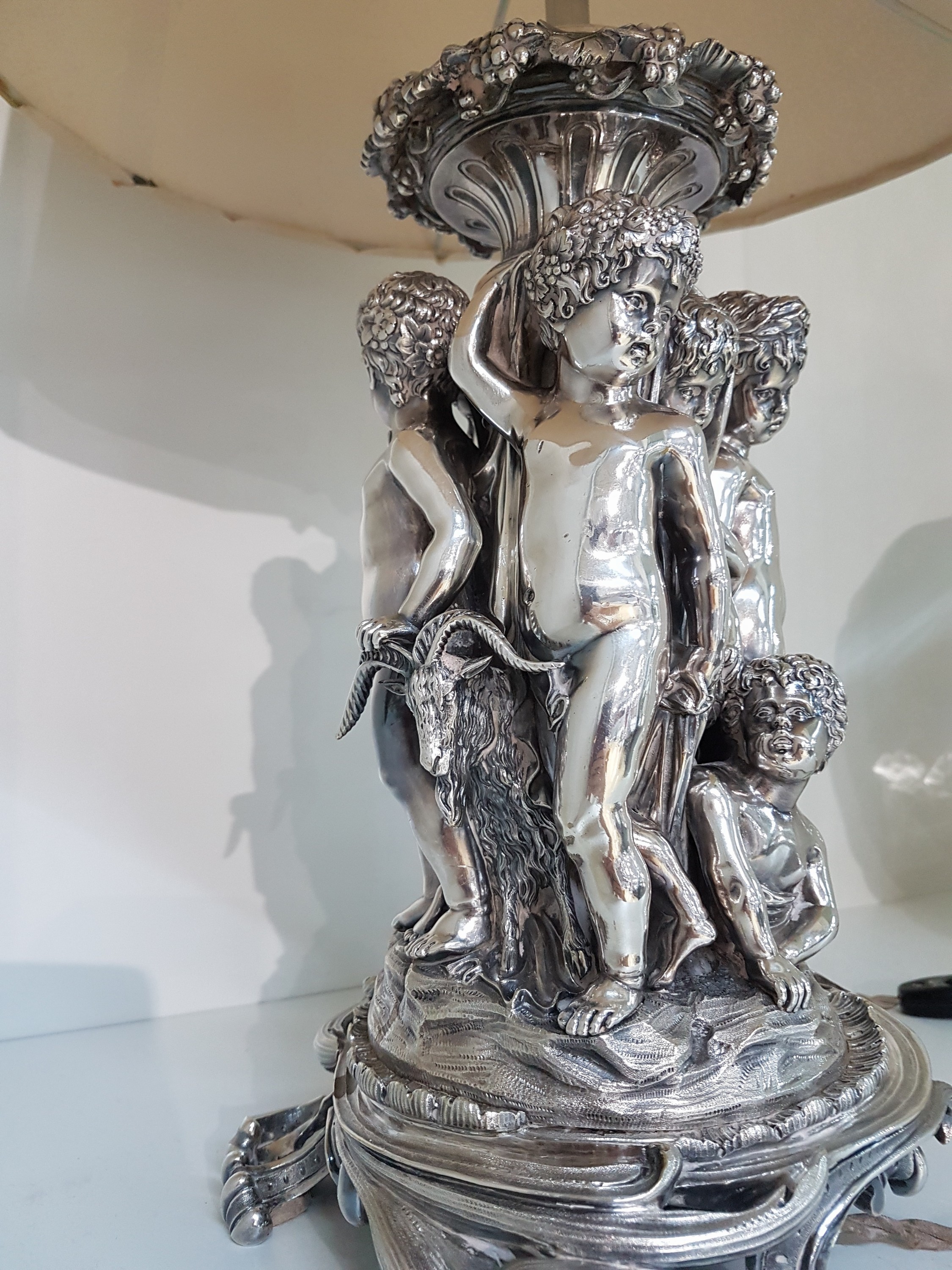 Detail c: Große Figurenlampe, wohl deutsch, um, 1900/20, schwerer Bronzeguß versilbert, Bacchantengruppe mit Ziegenbock, später elektrifiziert, eine ...