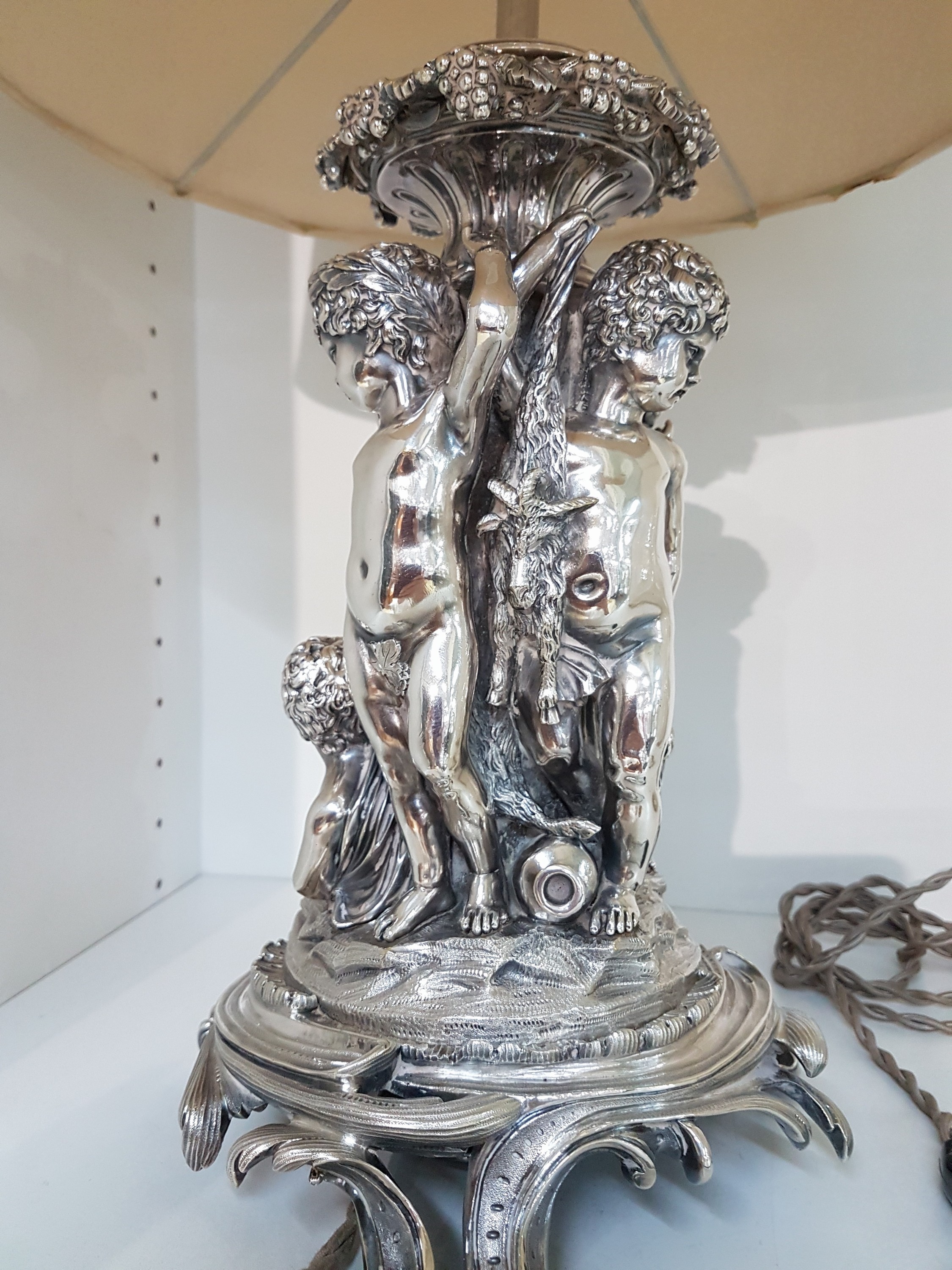 Detail d: Große Figurenlampe, wohl deutsch, um, 1900/20, schwerer Bronzeguß versilbert, Bacchantengruppe mit Ziegenbock, später elektrifiziert, eine ...