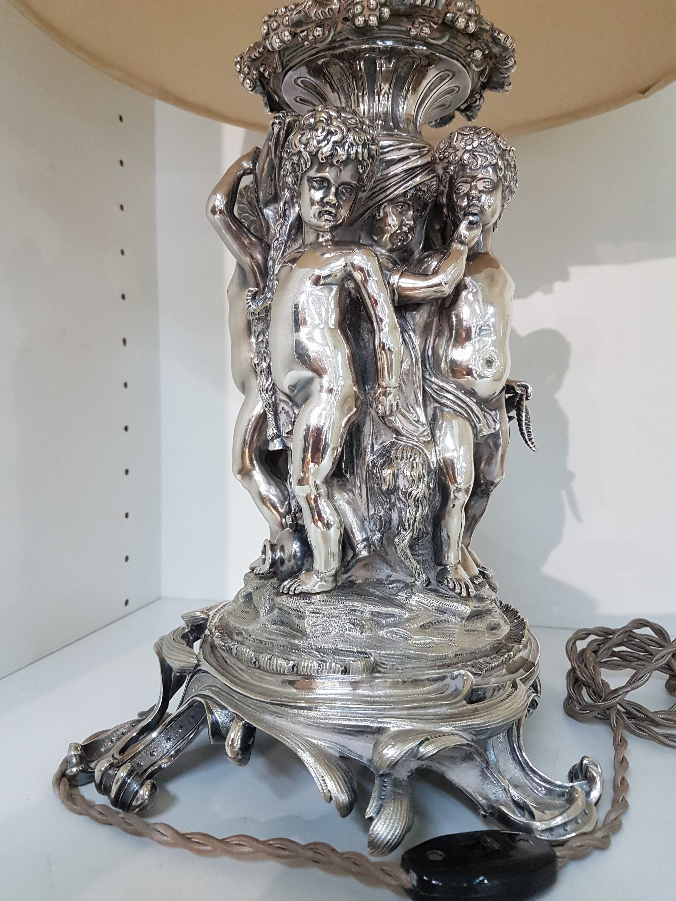 Detail e: Große Figurenlampe, wohl deutsch, um, 1900/20, schwerer Bronzeguß versilbert, Bacchantengruppe mit Ziegenbock, später elektrifiziert, eine ...