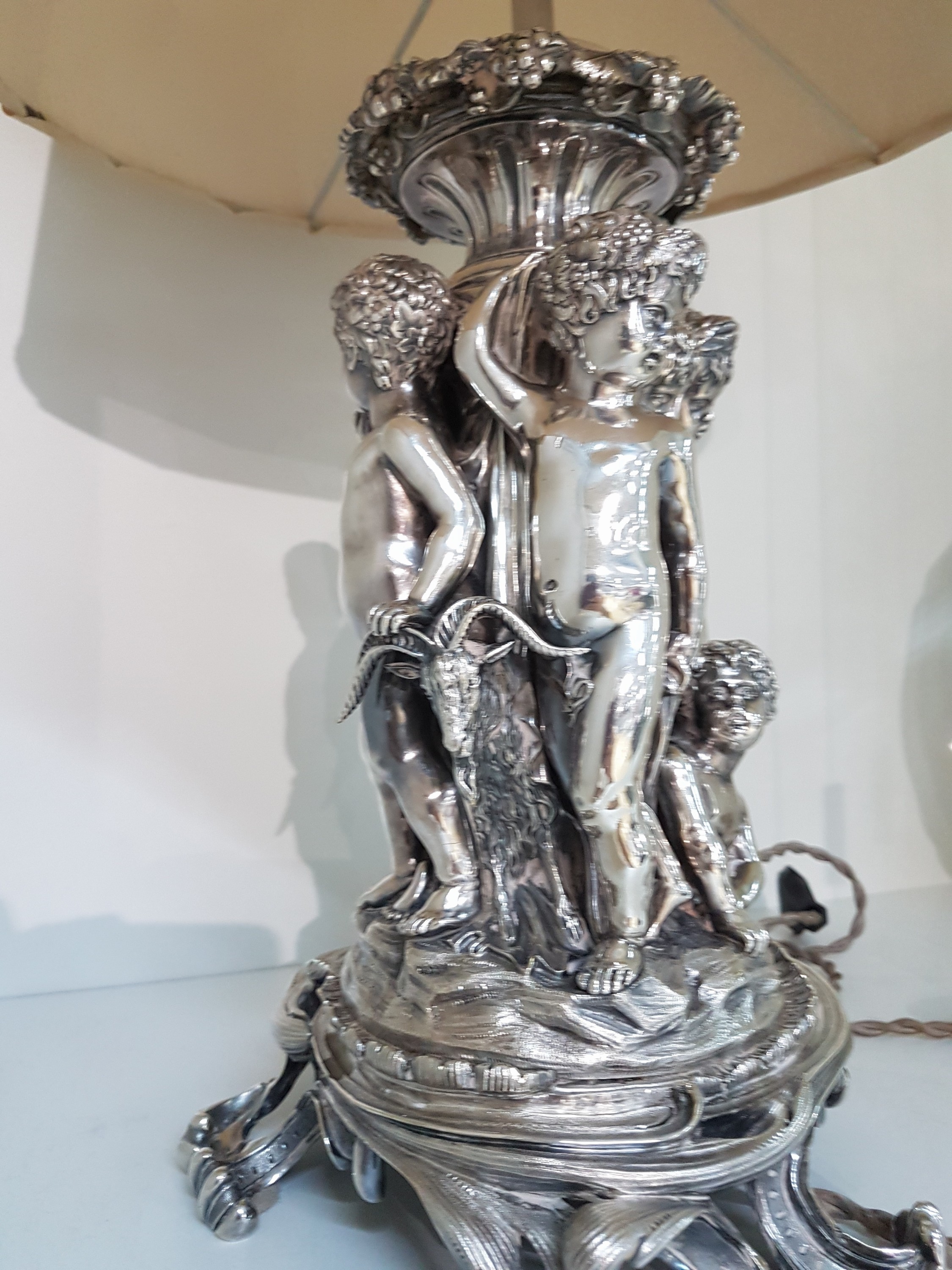 Detail f: Große Figurenlampe, wohl deutsch, um, 1900/20, schwerer Bronzeguß versilbert, Bacchantengruppe mit Ziegenbock, später elektrifiziert, eine ...