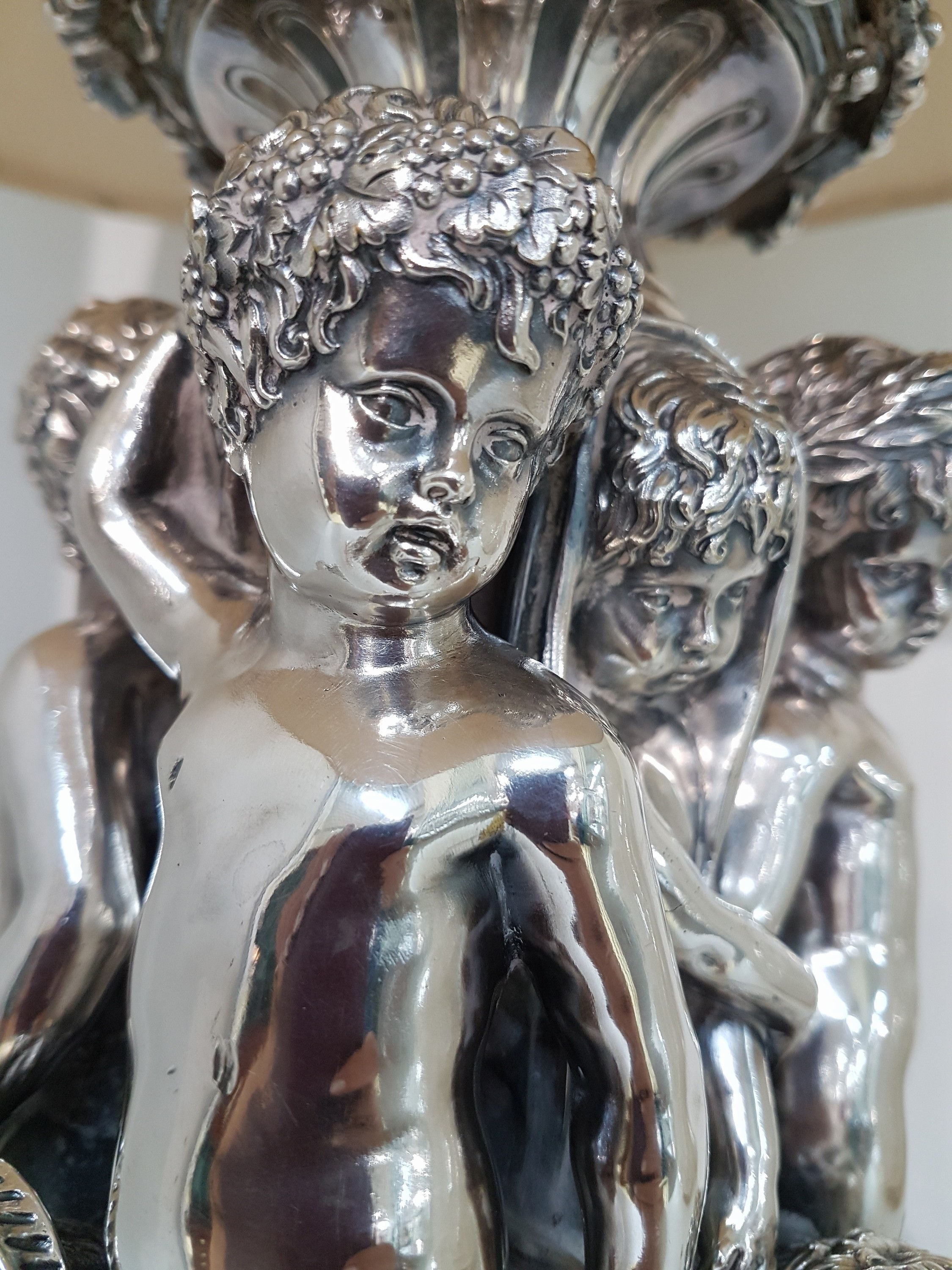 Detail g: Große Figurenlampe, wohl deutsch, um, 1900/20, schwerer Bronzeguß versilbert, Bacchantengruppe mit Ziegenbock, später elektrifiziert, eine ...