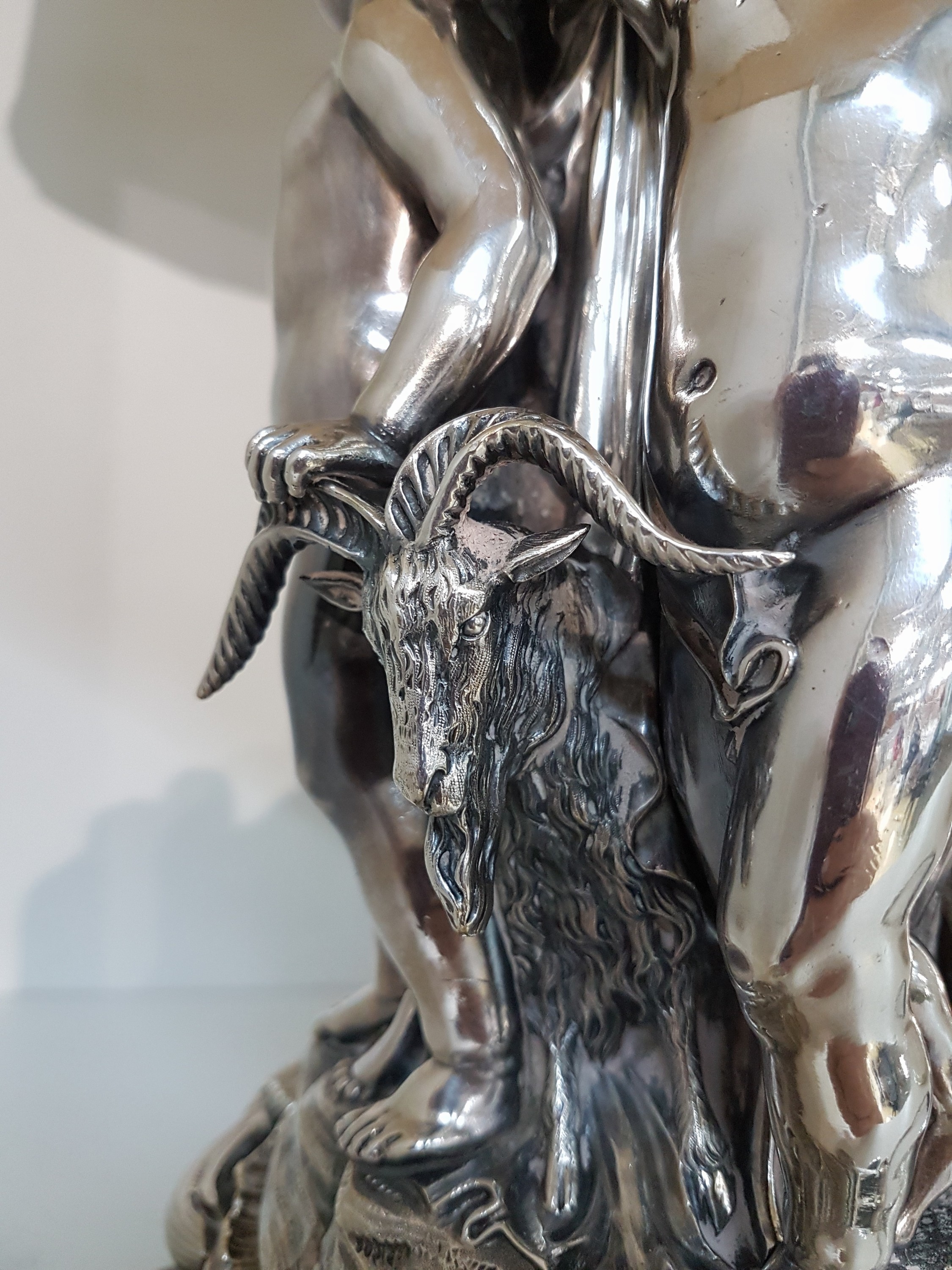 Detail h: Große Figurenlampe, wohl deutsch, um, 1900/20, schwerer Bronzeguß versilbert, Bacchantengruppe mit Ziegenbock, später elektrifiziert, eine ...