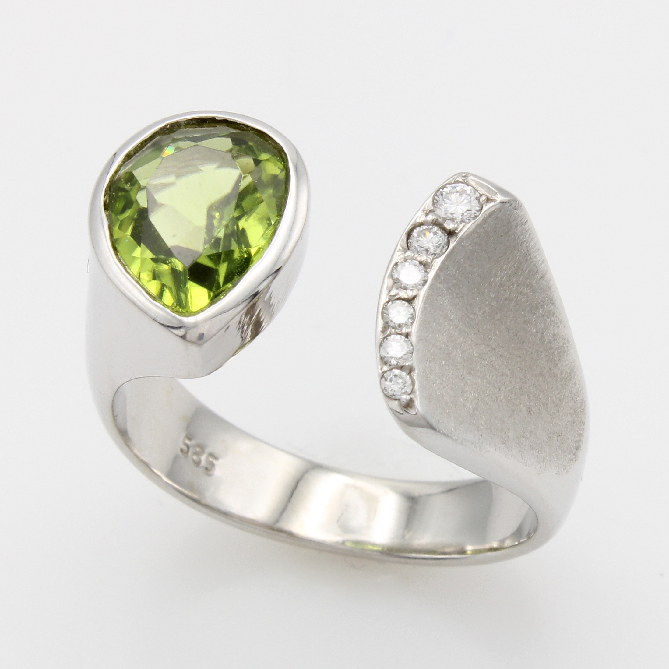 Image 26967675 - Ring mit Peridot und Brillanten, WG 585/000, z.T. matt., Peridottropfen ca. 2.6 ct, ...
