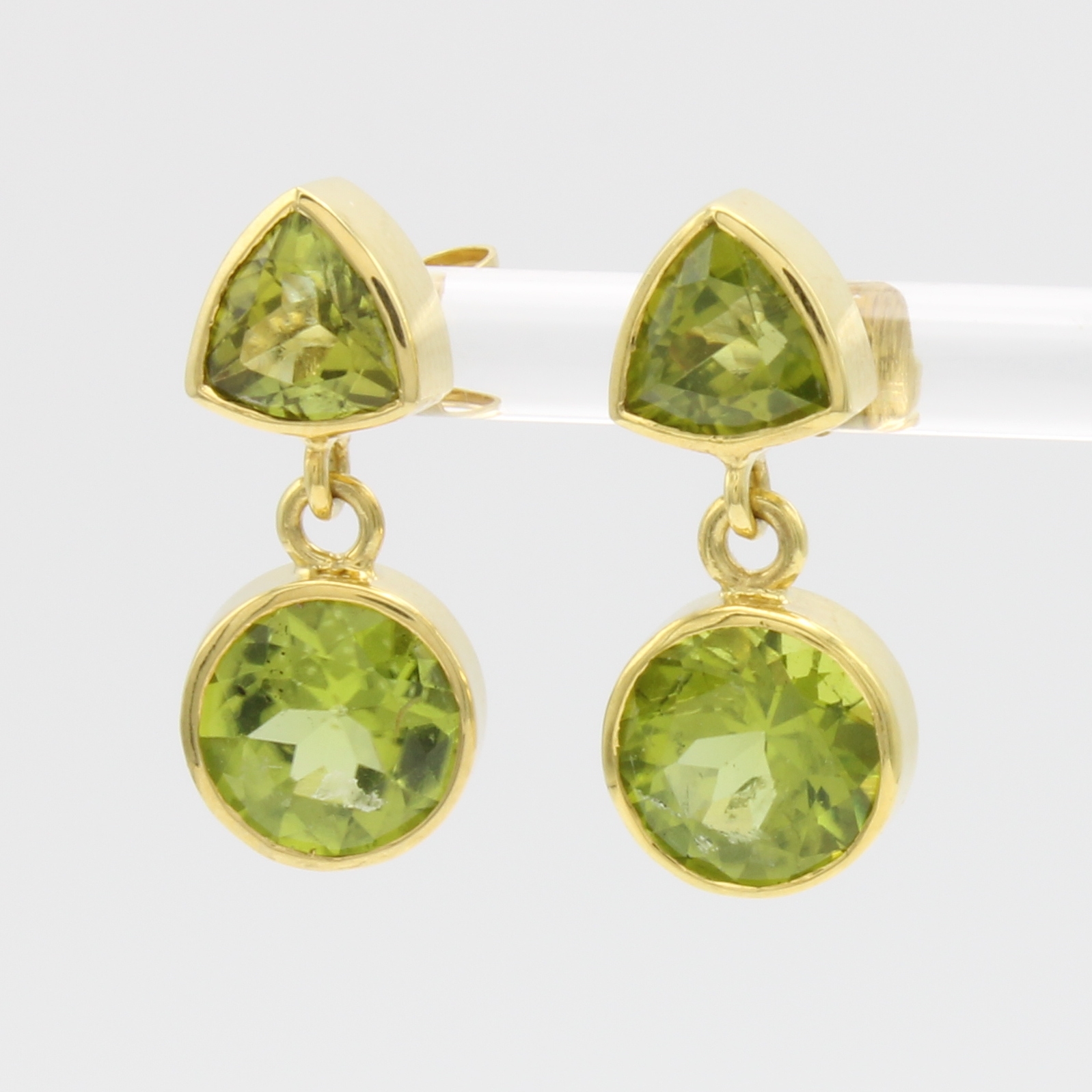 Image 26967676 - Paar Ohrstecker mit Peridots, GG 585/000, 2 dreieckige u. 2 runde Peridots zus. ca. 7.5 ...