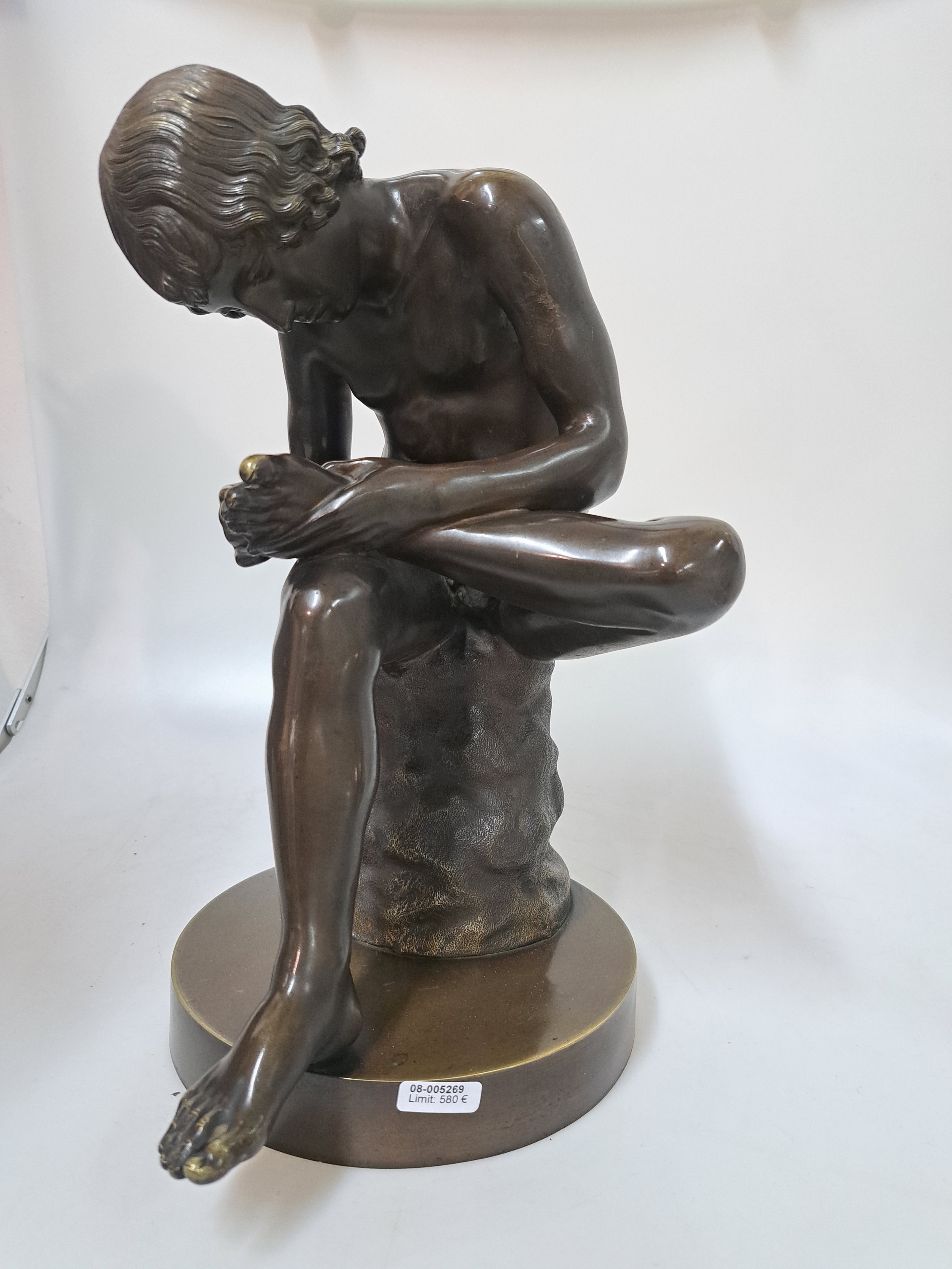 Detail a: Bronzefigur, wohl deutsch, um 1900, Dornauszieher, nach dem Vorbild des kapitolinischen Dornausziehers, runder dunkler Steinsockel, H. ca. 34 cm, mit ...