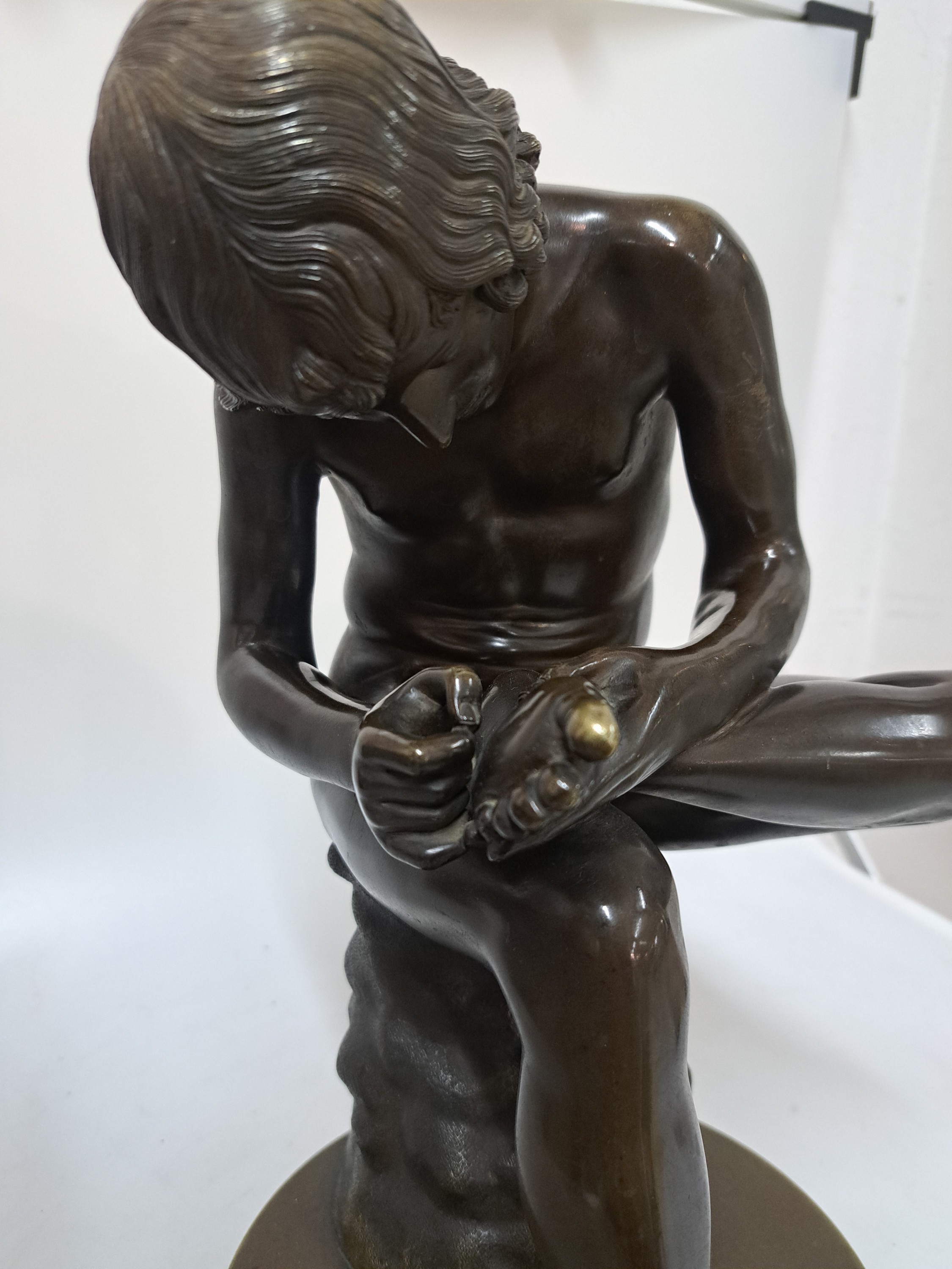 Detail b: Bronzefigur, wohl deutsch, um 1900, Dornauszieher, nach dem Vorbild des kapitolinischen Dornausziehers, runder dunkler Steinsockel, H. ca. 34 cm, mit ...