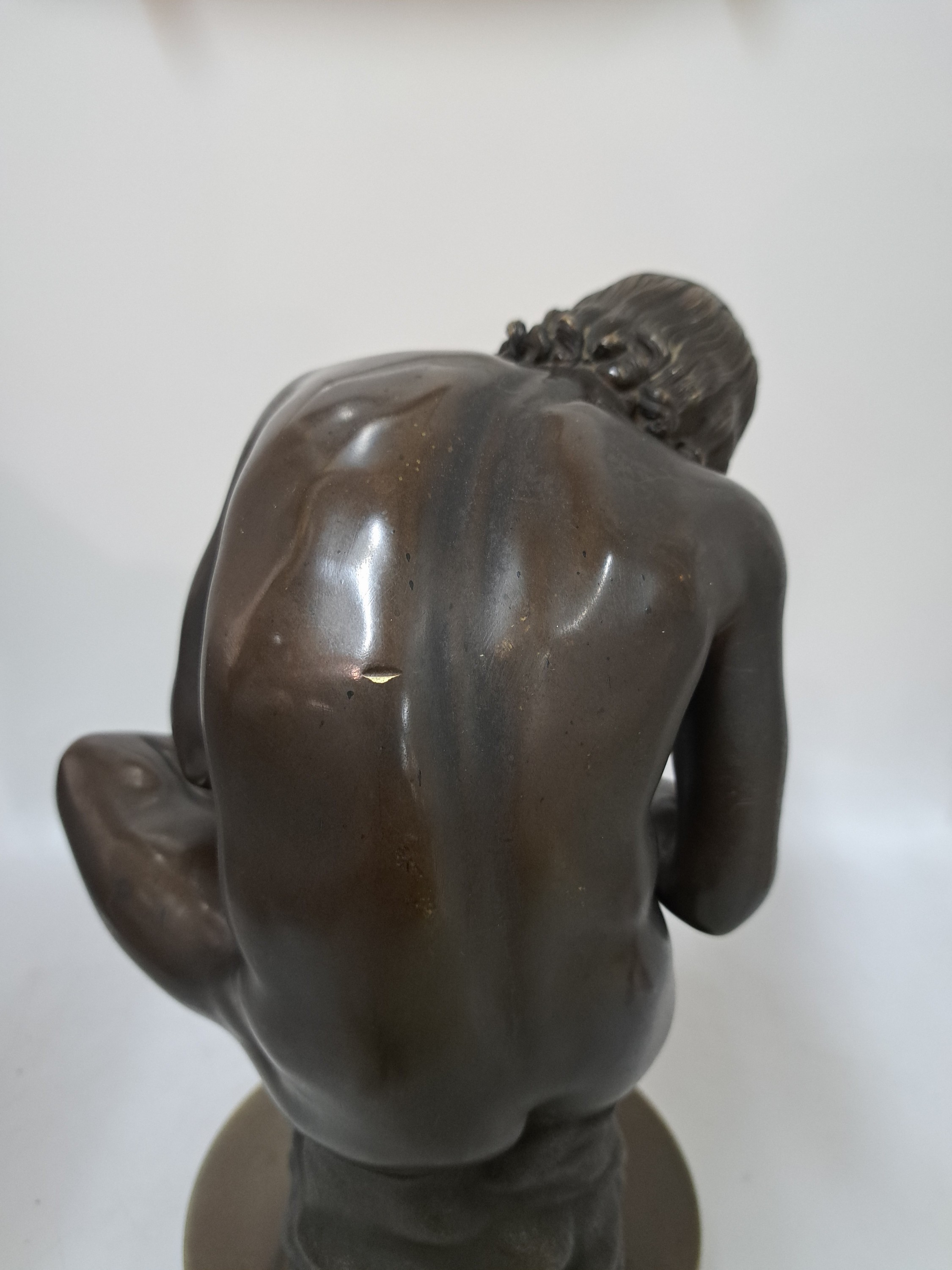 Detail c: Bronzefigur, wohl deutsch, um 1900, Dornauszieher, nach dem Vorbild des kapitolinischen Dornausziehers, runder dunkler Steinsockel, H. ca. 34 cm, mit ...