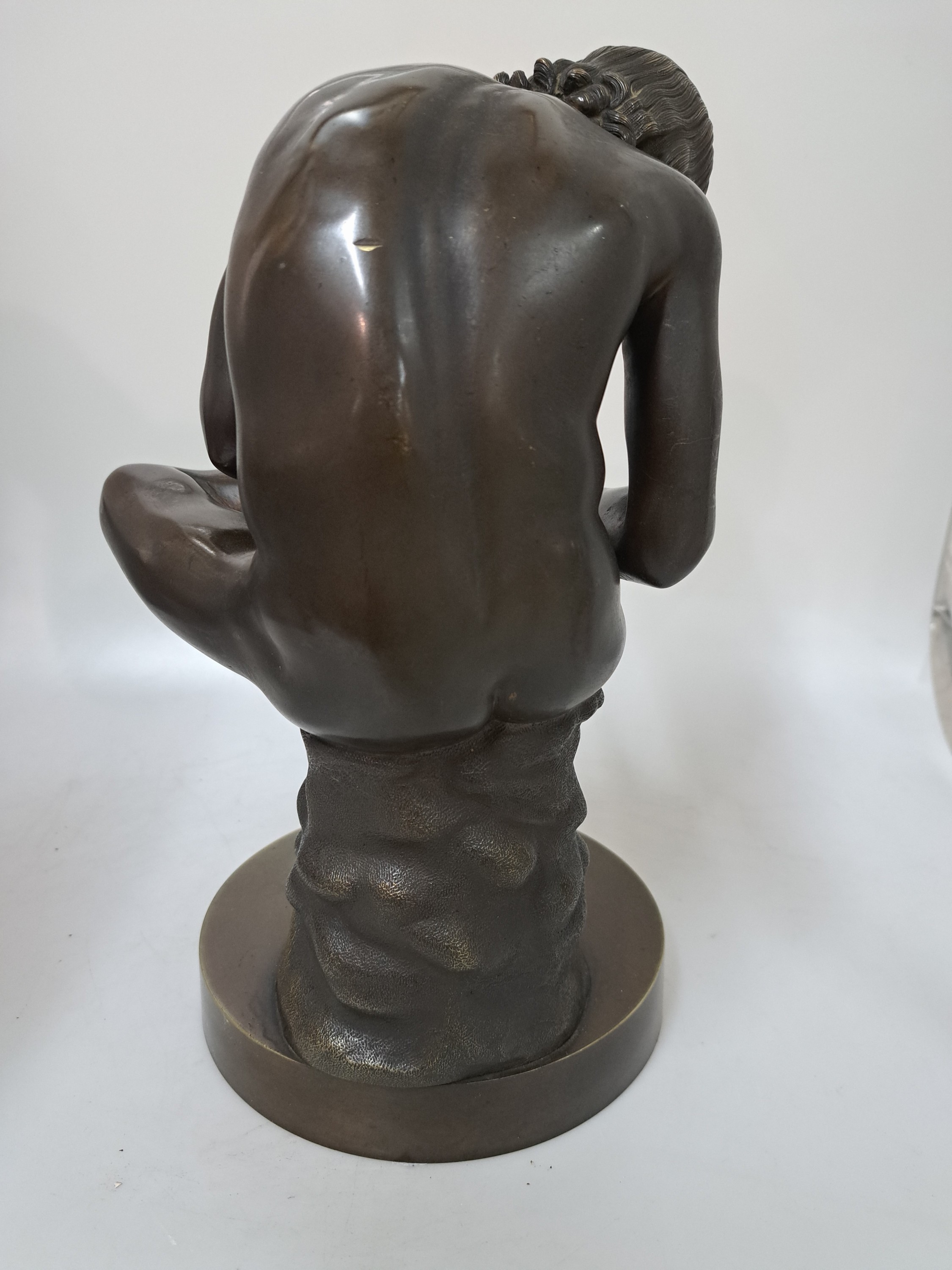Detail d: Bronzefigur, wohl deutsch, um 1900, Dornauszieher, nach dem Vorbild des kapitolinischen Dornausziehers, runder dunkler Steinsockel, H. ca. 34 cm, mit ...