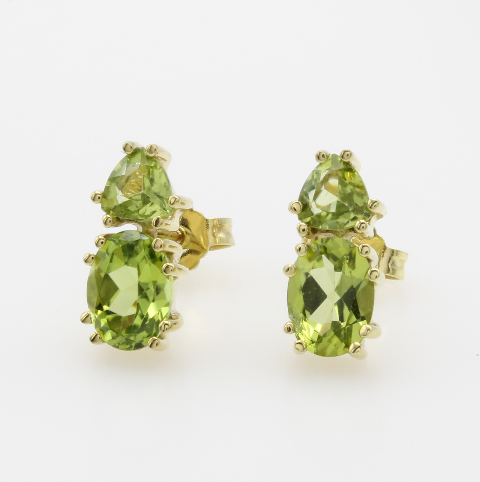 Image 26967678 - Paar Ohrstecker mit Peridots, GG 585/000, 2 ovale u. 2 dreieckige Peridots zus. ca. 4 ...