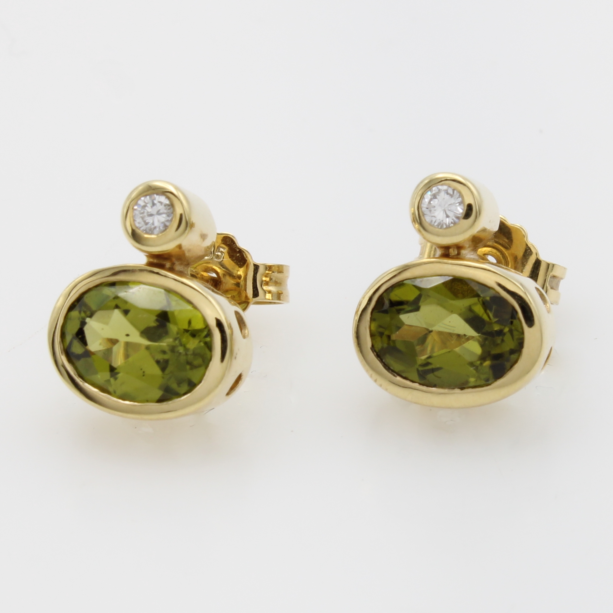 Image 26967681 - Paar Ohrstecker mit Peridots und Diamanten, GG 585/000, 2 ovale Peridots zus. ca. 2.1 ...