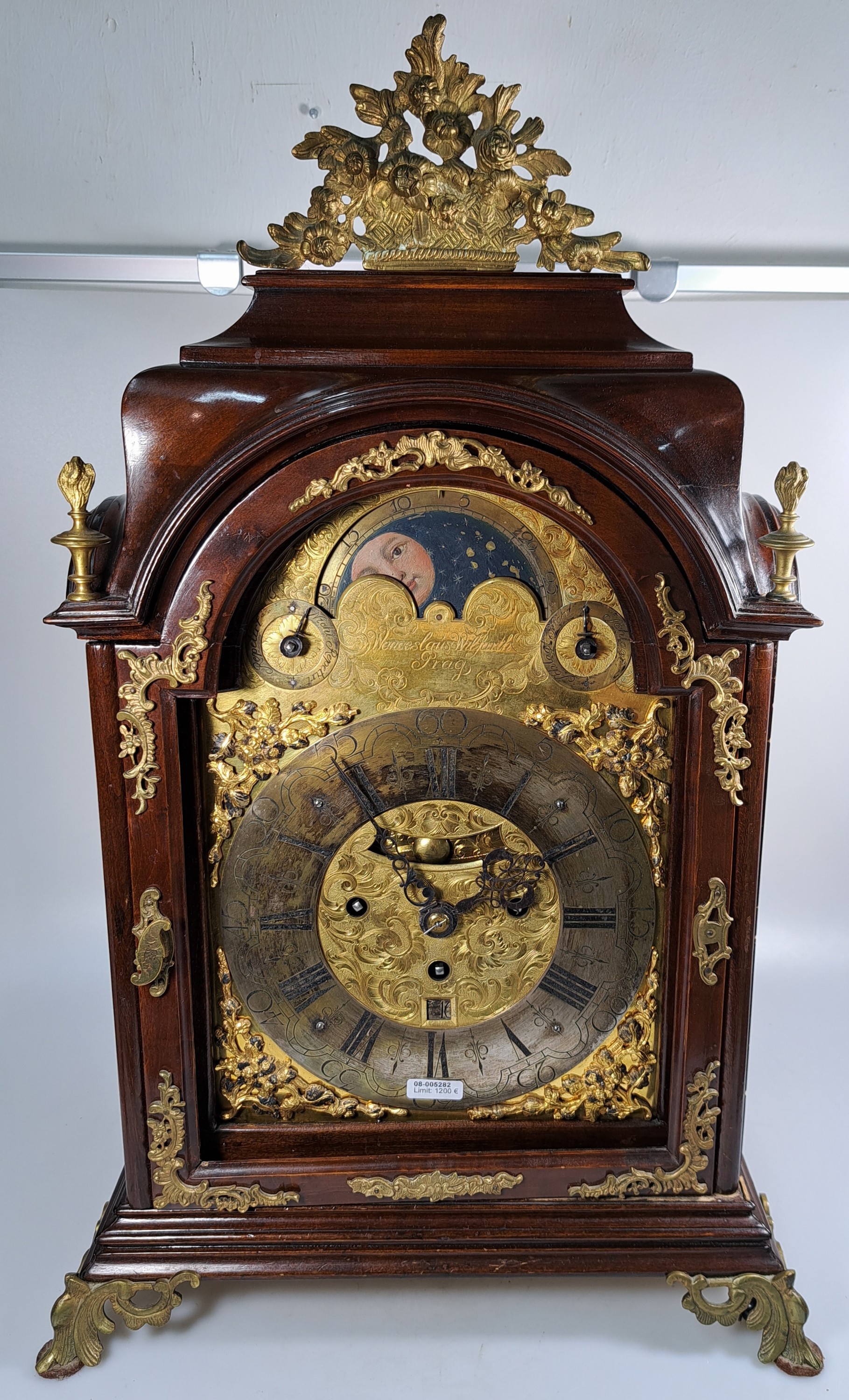 Detail a: Barockuhr mit Mondphase und Datum und sog. Wiener Schlag, Wenceslaus Wilfarth Prag, um 1750/80, elegantes Prager Holzgehäuse, allseitig verglast, ...