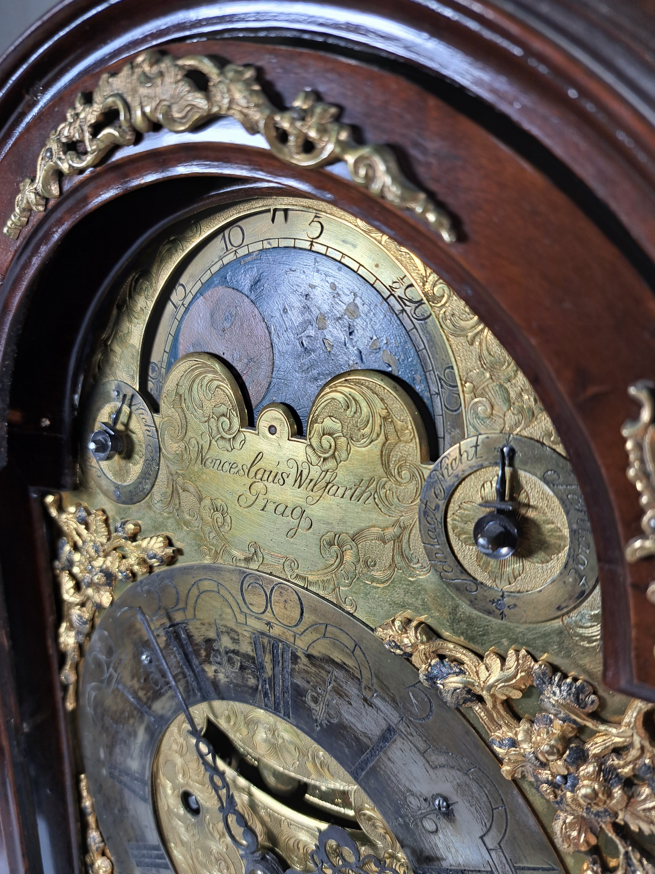Detail c: Barockuhr mit Mondphase und Datum und sog. Wiener Schlag, Wenceslaus Wilfarth Prag, um 1750/80, elegantes Prager Holzgehäuse, allseitig verglast, ...