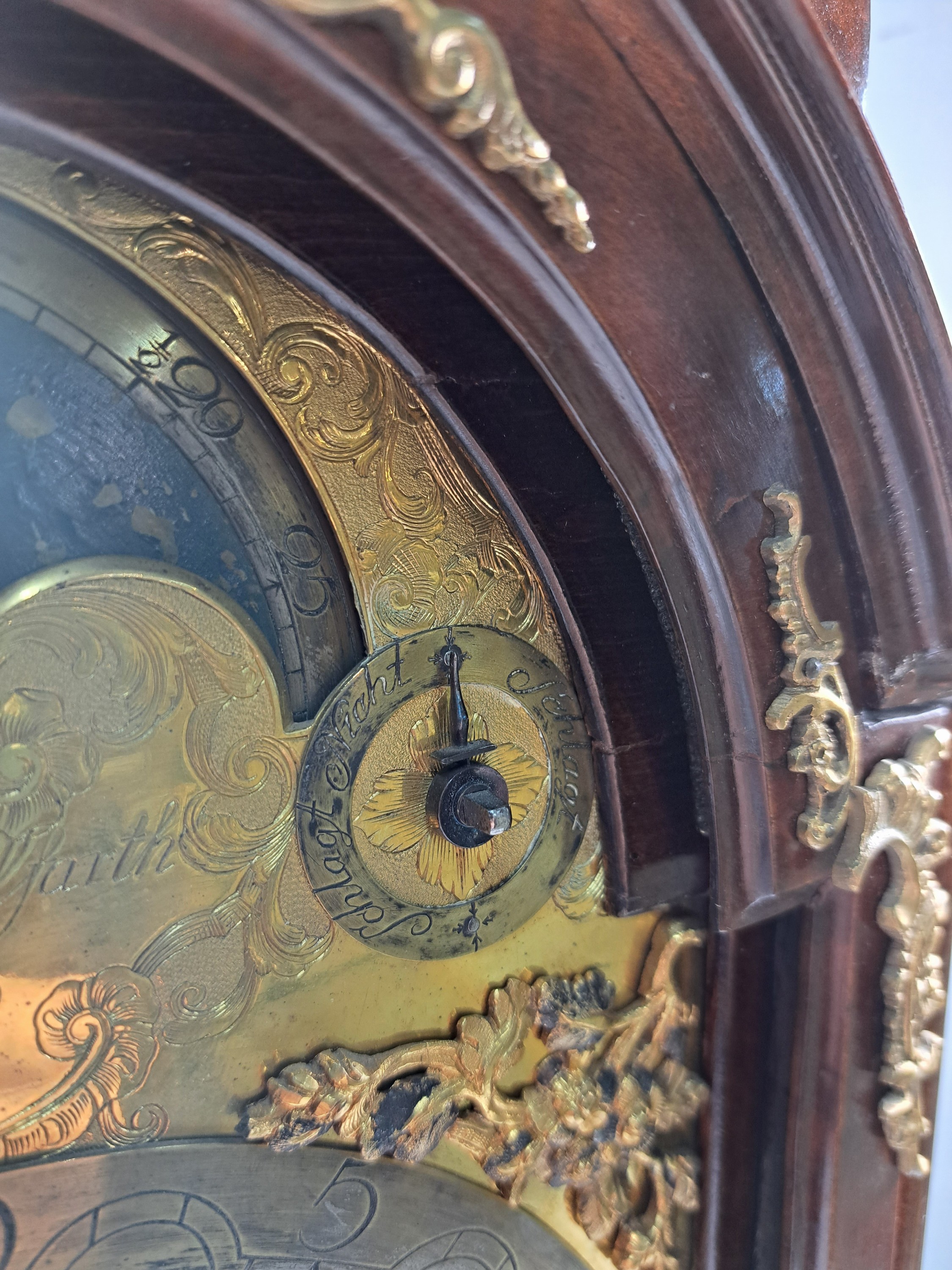 Detail d: Barockuhr mit Mondphase und Datum und sog. Wiener Schlag, Wenceslaus Wilfarth Prag, um 1750/80, elegantes Prager Holzgehäuse, allseitig verglast, ...