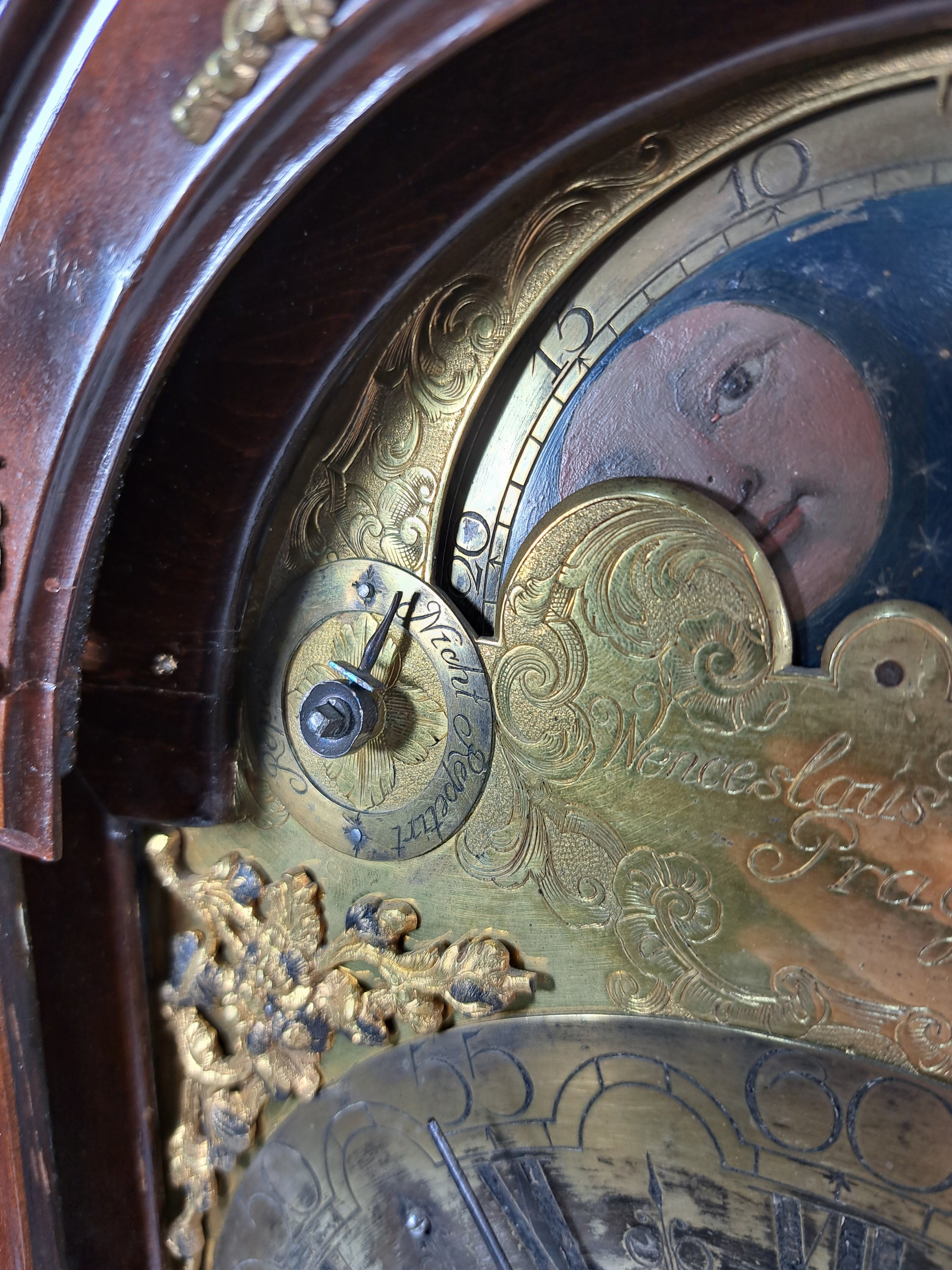 Detail e: Barockuhr mit Mondphase und Datum und sog. Wiener Schlag, Wenceslaus Wilfarth Prag, um 1750/80, elegantes Prager Holzgehäuse, allseitig verglast, ...