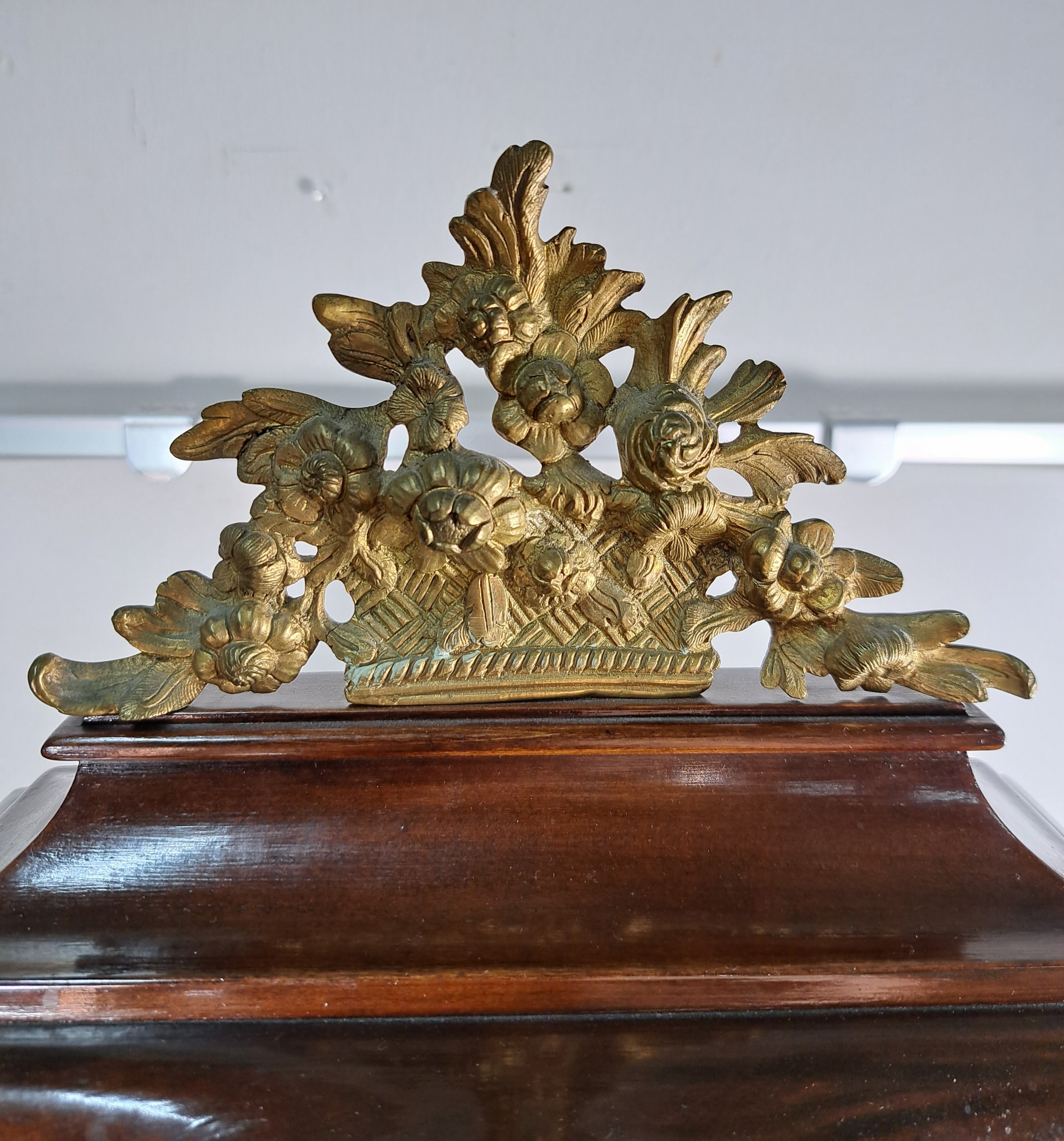 Detail f: Barockuhr mit Mondphase und Datum und sog. Wiener Schlag, Wenceslaus Wilfarth Prag, um 1750/80, elegantes Prager Holzgehäuse, allseitig verglast, ...