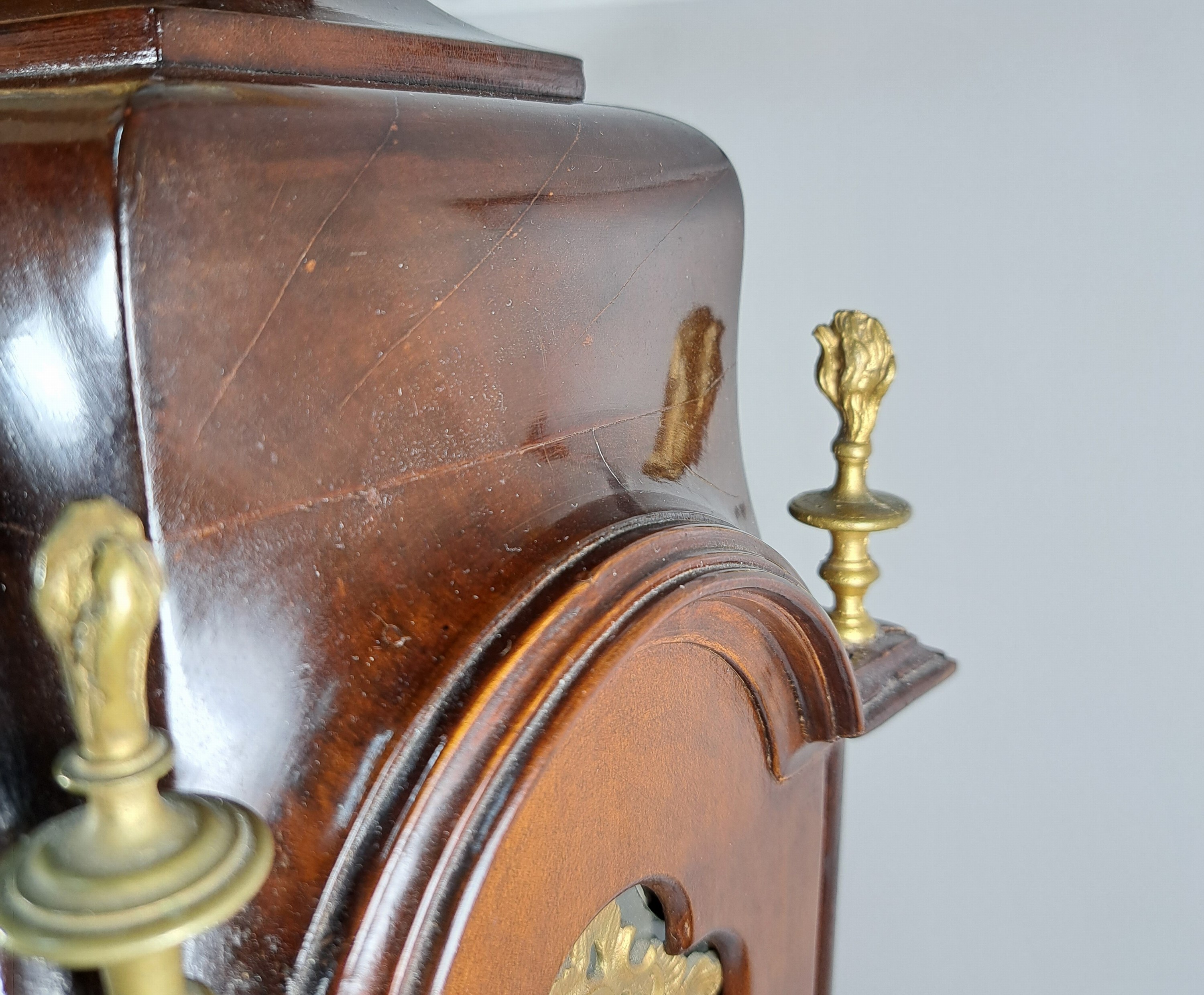 Detail g: Barockuhr mit Mondphase und Datum und sog. Wiener Schlag, Wenceslaus Wilfarth Prag, um 1750/80, elegantes Prager Holzgehäuse, allseitig verglast, ...