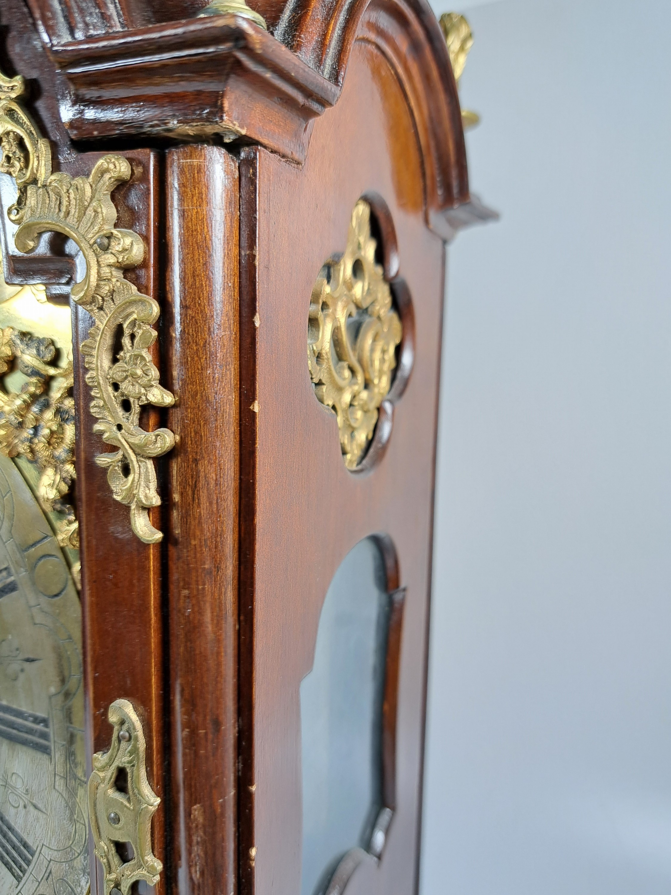Detail h: Barockuhr mit Mondphase und Datum und sog. Wiener Schlag, Wenceslaus Wilfarth Prag, um 1750/80, elegantes Prager Holzgehäuse, allseitig verglast, ...