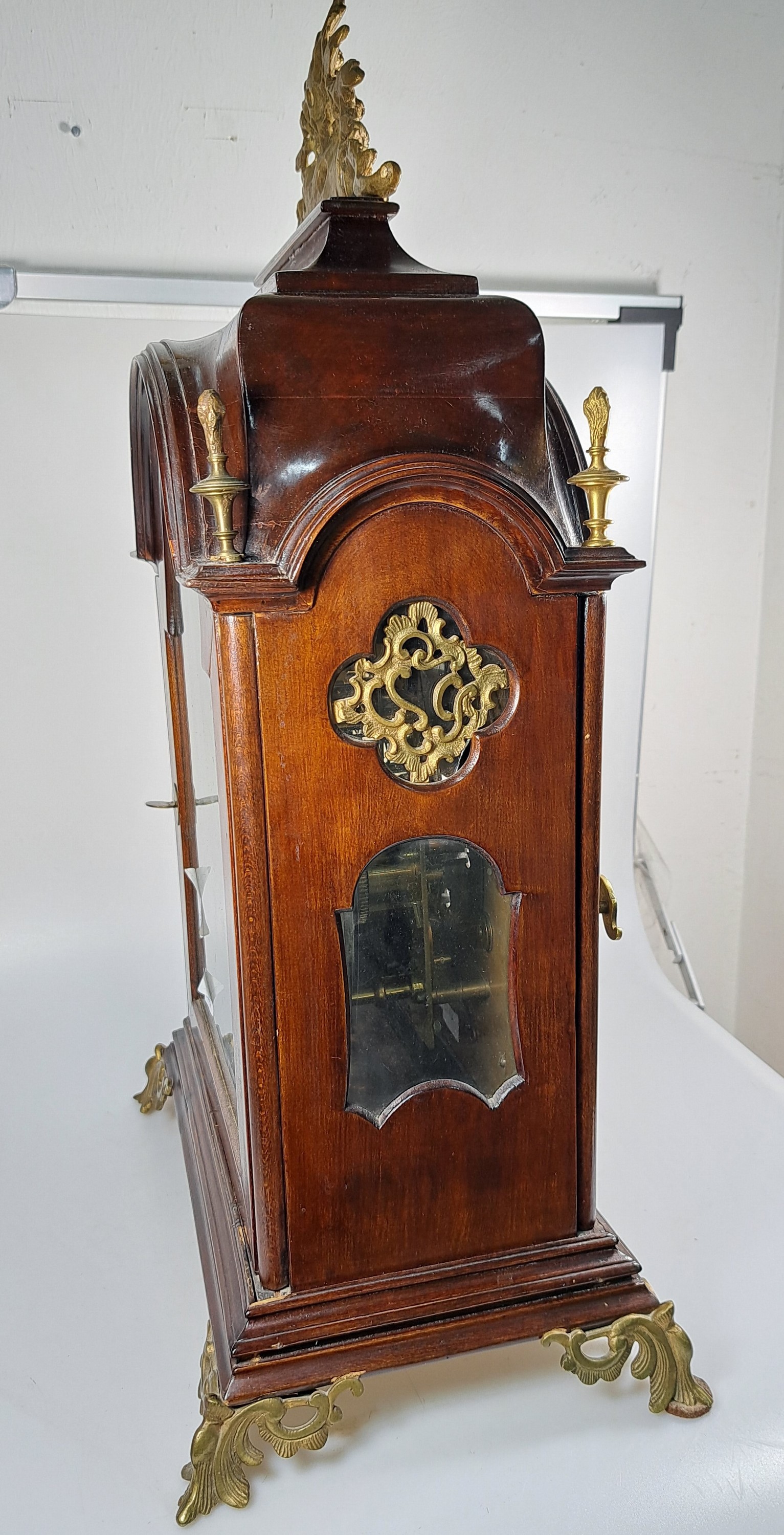 Detail j: Barockuhr mit Mondphase und Datum und sog. Wiener Schlag, Wenceslaus Wilfarth Prag, um 1750/80, elegantes Prager Holzgehäuse, allseitig verglast, ...