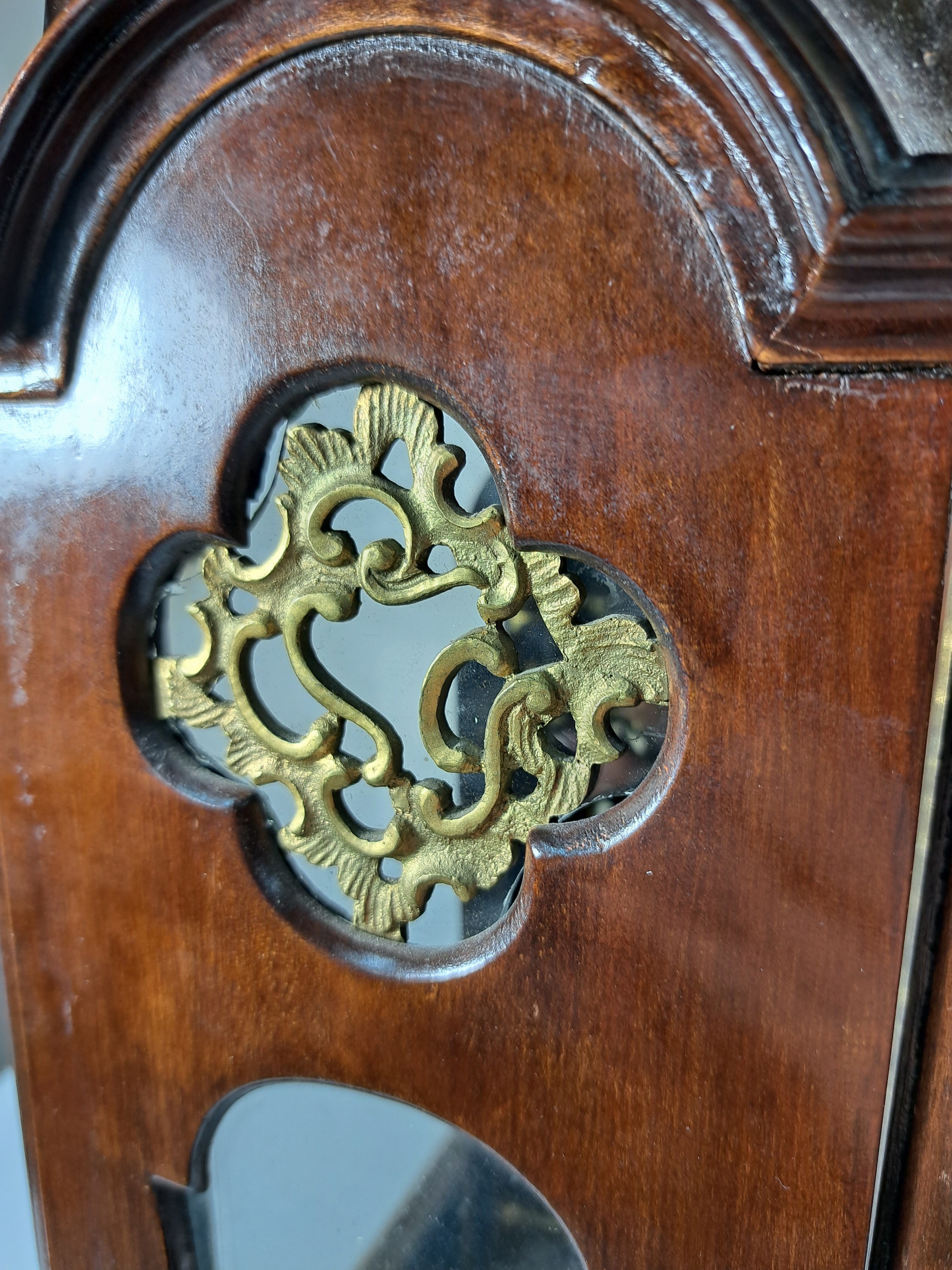 Detail k: Barockuhr mit Mondphase und Datum und sog. Wiener Schlag, Wenceslaus Wilfarth Prag, um 1750/80, elegantes Prager Holzgehäuse, allseitig verglast, ...