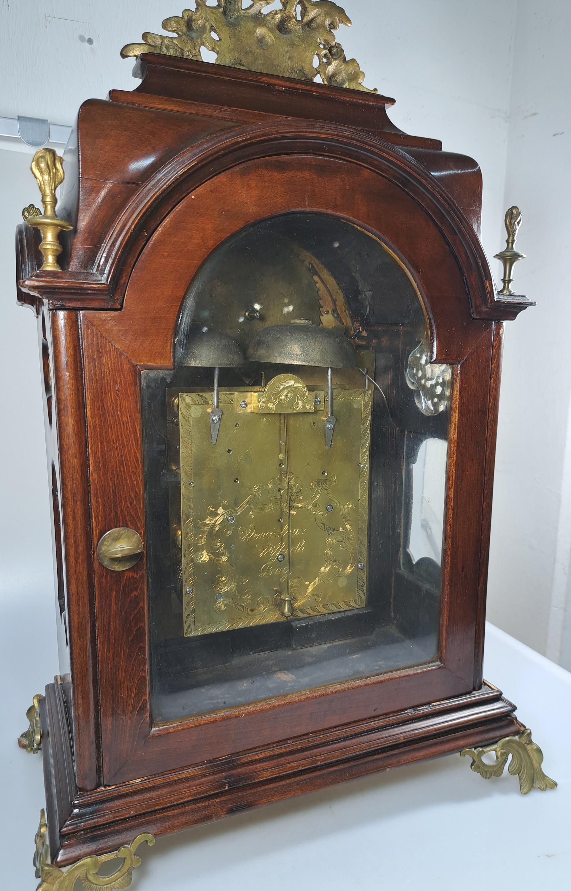 Detail l: Barockuhr mit Mondphase und Datum und sog. Wiener Schlag, Wenceslaus Wilfarth Prag, um 1750/80, elegantes Prager Holzgehäuse, allseitig verglast, ...