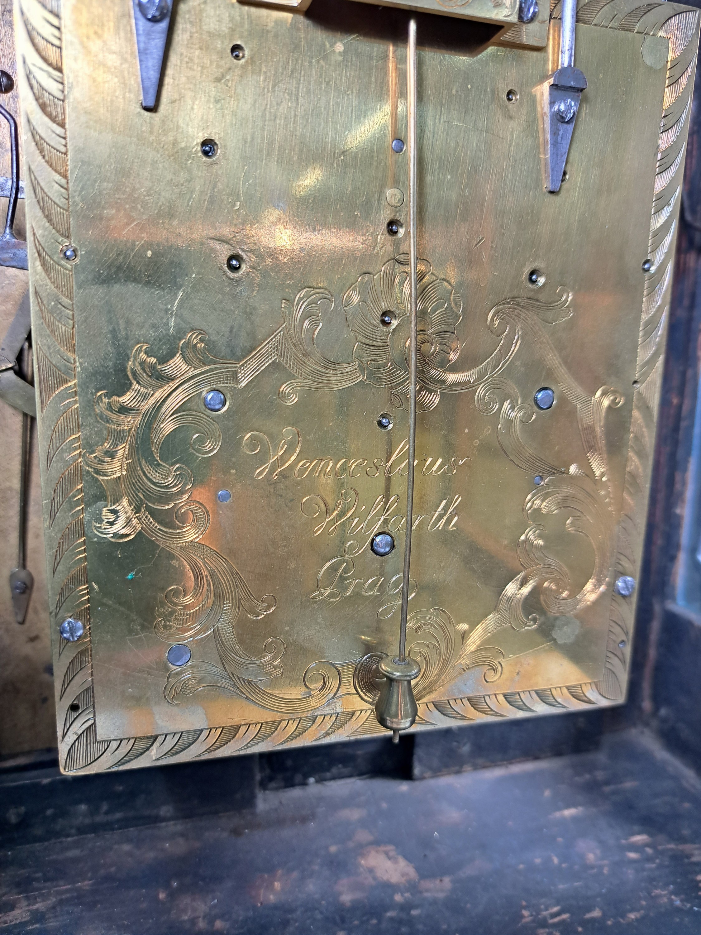 Detail n: Barockuhr mit Mondphase und Datum und sog. Wiener Schlag, Wenceslaus Wilfarth Prag, um 1750/80, elegantes Prager Holzgehäuse, allseitig verglast, ...