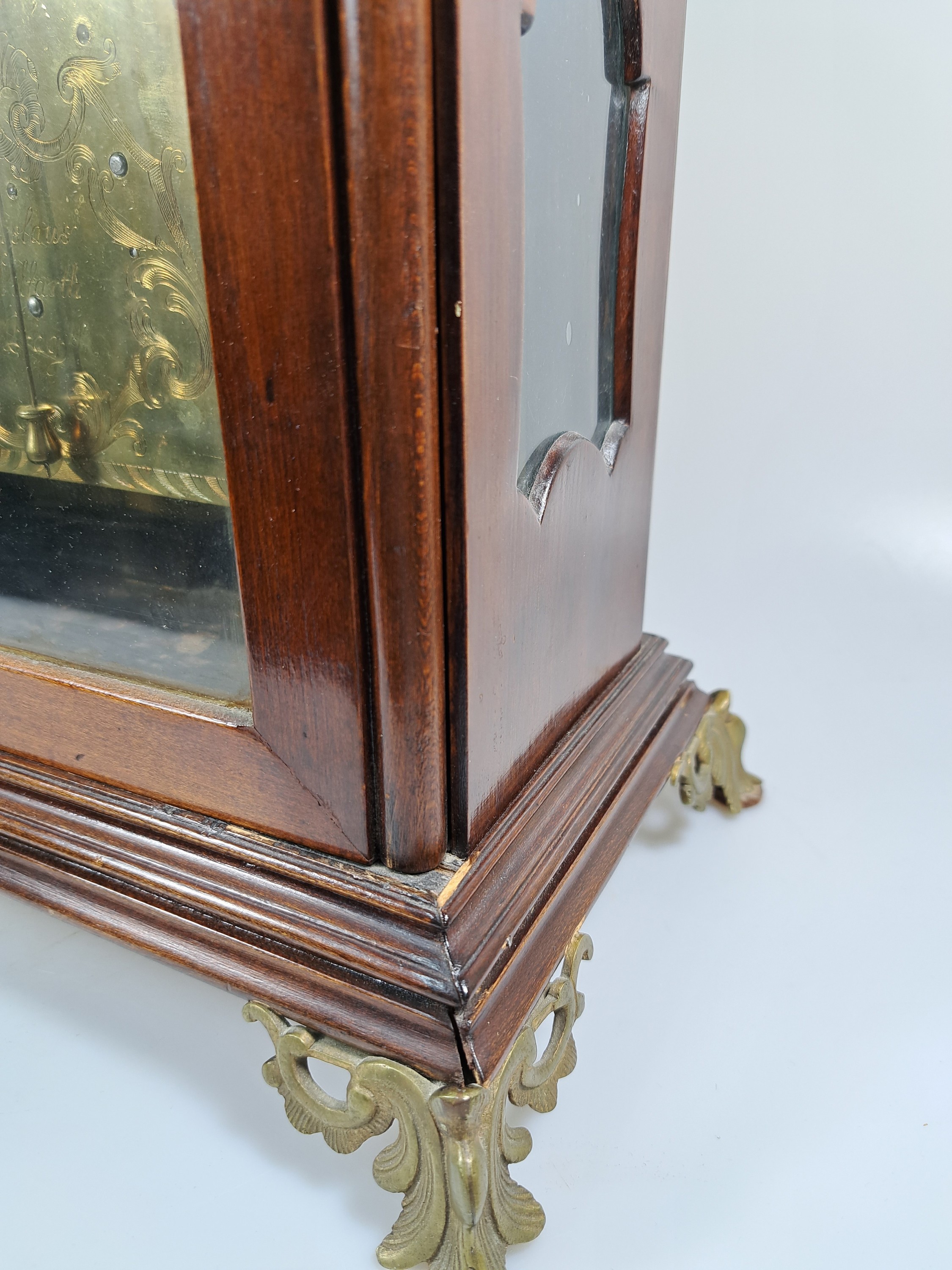 Detail q: Barockuhr mit Mondphase und Datum und sog. Wiener Schlag, Wenceslaus Wilfarth Prag, um 1750/80, elegantes Prager Holzgehäuse, allseitig verglast, ...