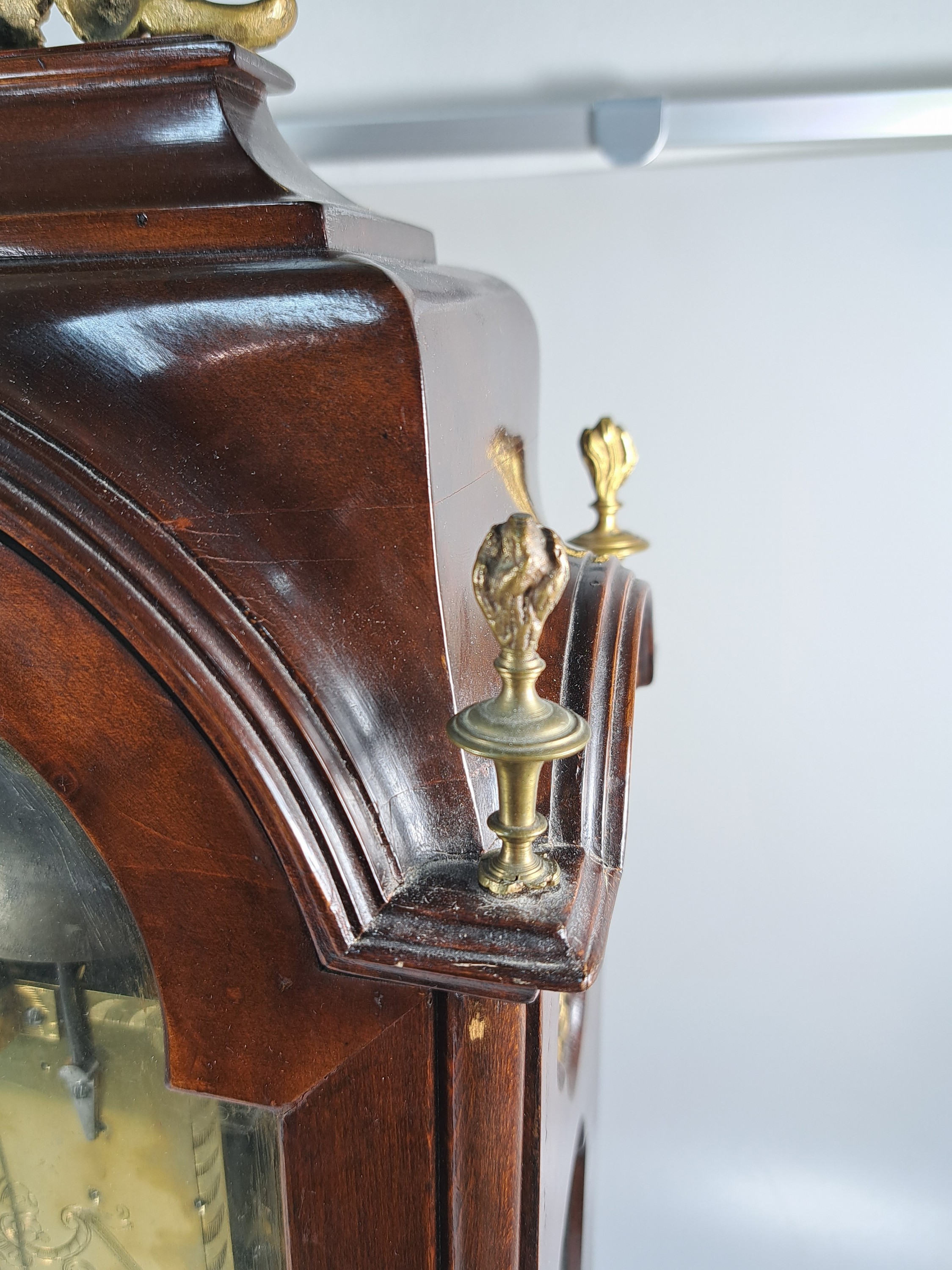 Detail r: Barockuhr mit Mondphase und Datum und sog. Wiener Schlag, Wenceslaus Wilfarth Prag, um 1750/80, elegantes Prager Holzgehäuse, allseitig verglast, ...