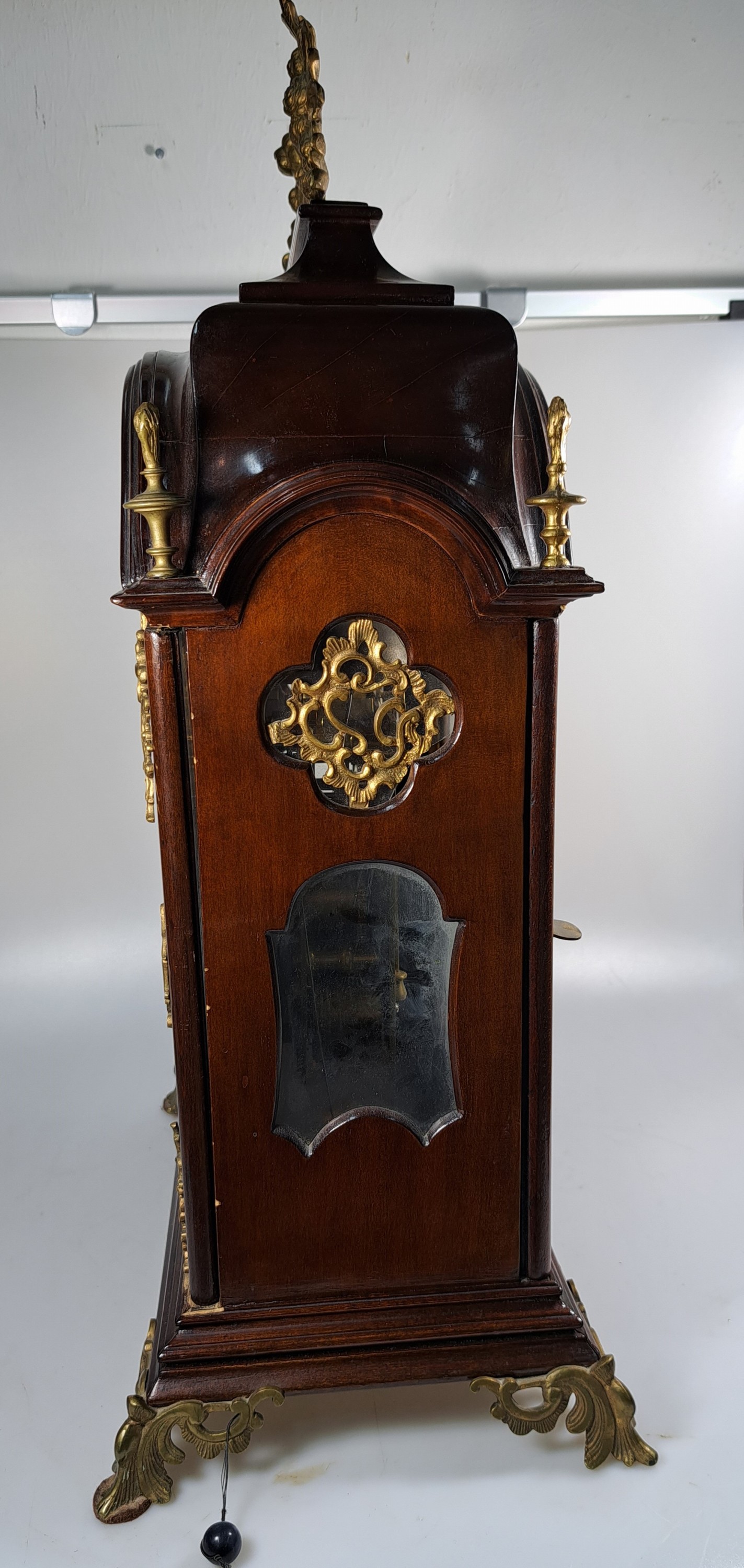 Detail s: Barockuhr mit Mondphase und Datum und sog. Wiener Schlag, Wenceslaus Wilfarth Prag, um 1750/80, elegantes Prager Holzgehäuse, allseitig verglast, ...