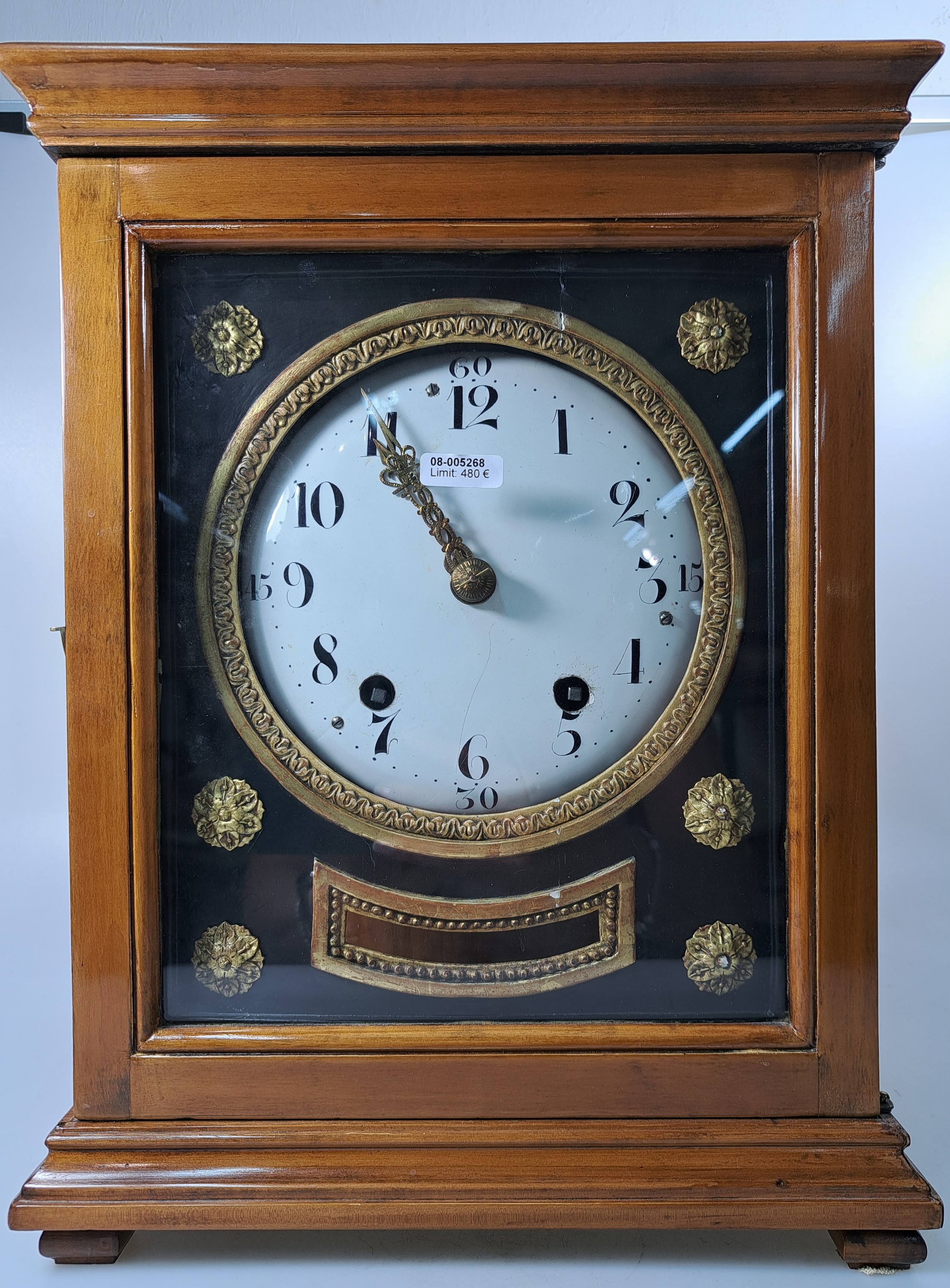 Detail b: Tischuhr mit Petite Sonnerie, wohl deutsch, um 1820/30, poliertes Holzgehäuse, dreiseitig verglast, Ziffernblattumrandung mit Messingapplikationen ...
