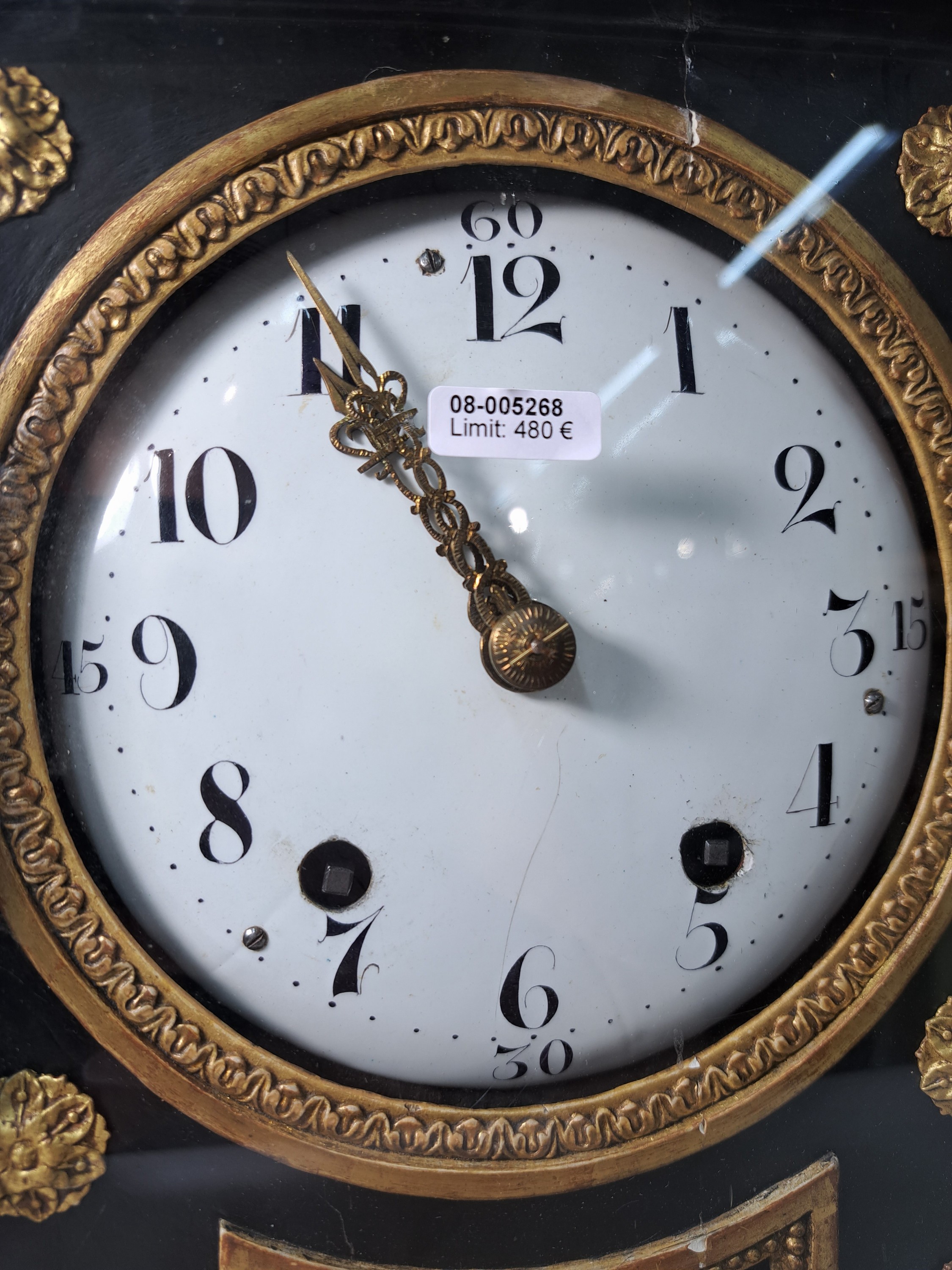 Detail c: Tischuhr mit Petite Sonnerie, wohl deutsch, um 1820/30, poliertes Holzgehäuse, dreiseitig verglast, Ziffernblattumrandung mit Messingapplikationen ...