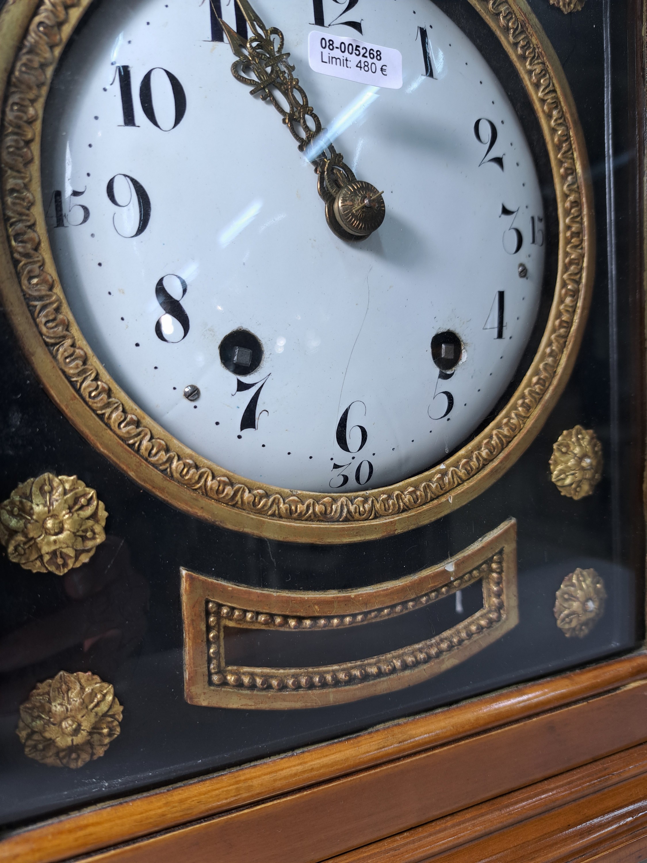 Detail d: Tischuhr mit Petite Sonnerie, wohl deutsch, um 1820/30, poliertes Holzgehäuse, dreiseitig verglast, Ziffernblattumrandung mit Messingapplikationen ...