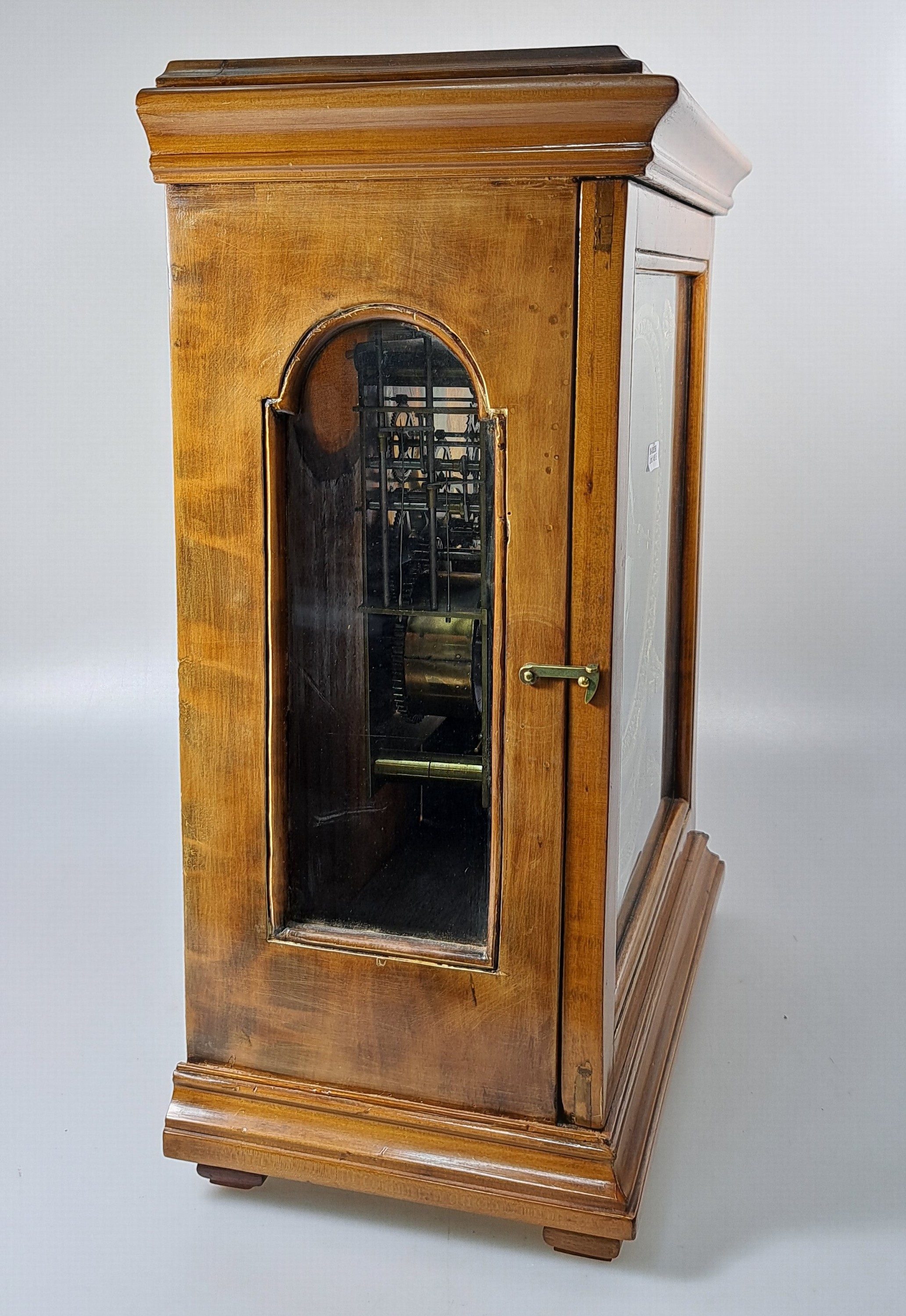 Detail e: Tischuhr mit Petite Sonnerie, wohl deutsch, um 1820/30, poliertes Holzgehäuse, dreiseitig verglast, Ziffernblattumrandung mit Messingapplikationen ...