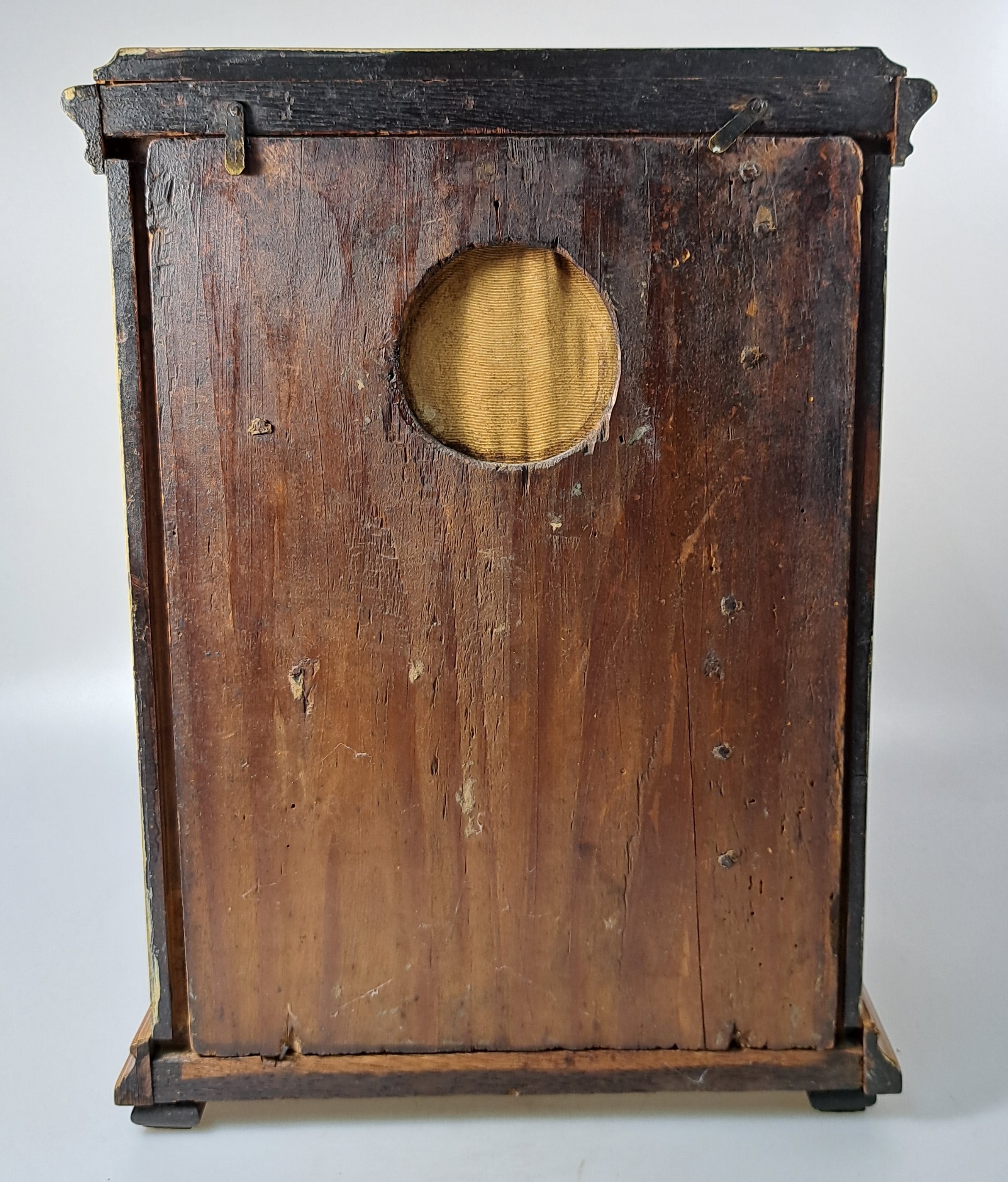 Detail f: Tischuhr mit Petite Sonnerie, wohl deutsch, um 1820/30, poliertes Holzgehäuse, dreiseitig verglast, Ziffernblattumrandung mit Messingapplikationen ...