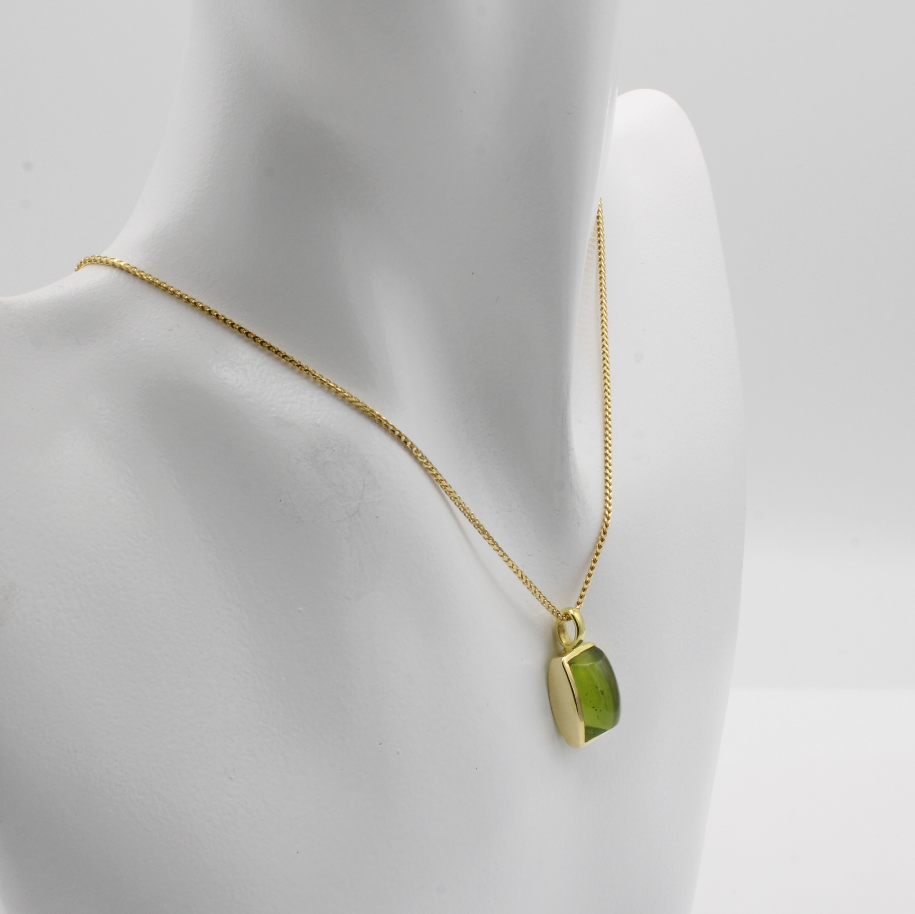 Image 26967690 - Anhänger mit Peridot an Kette, GG 585/000, rechteckiger Peridotcabochon ca. 6.4 ct, L. ...