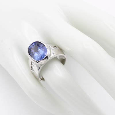 26967655a - Exclusiver Ring mit Saphir und Diamanten, WG750/000, ovaler Saphir v. sehr schöner ...
