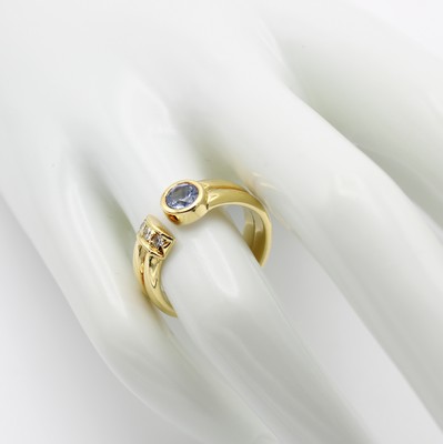 26967660a - Ring mit Saphir und Diamanten, GG 585/000, Saphir ca. 0.68 ct, Diam. zus. ca. 0.10 ct ...
