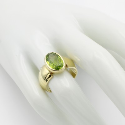 26967670a - Ring mit Peridot, GG 585/000, ovaler Peridot ca. 4 ct, RW ca. 58 Schätzpreis: 3900, - ...