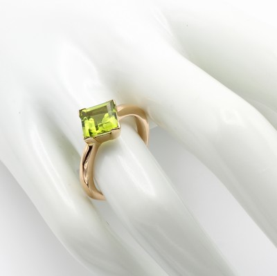 26967672a - Ring mit Peridot, RoséG 750/000, Peridot- carrée in Krappenfassung ca. 2.5 ct, RW ca. ...