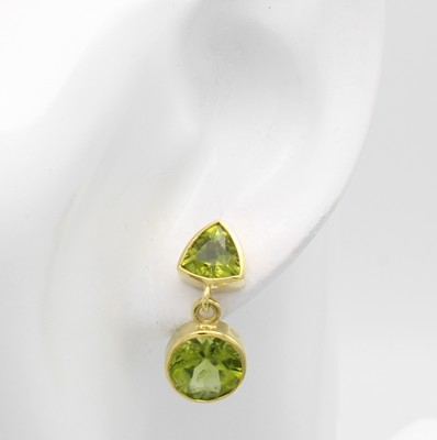 26967676a - Paar Ohrstecker mit Peridots, GG 585/000, 2 dreieckige u. 2 runde Peridots zus. ca. 7.5 ...