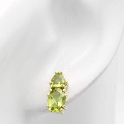 26967678a - Paar Ohrstecker mit Peridots, GG 585/000, 2 ovale u. 2 dreieckige Peridots zus. ca. 4 ...