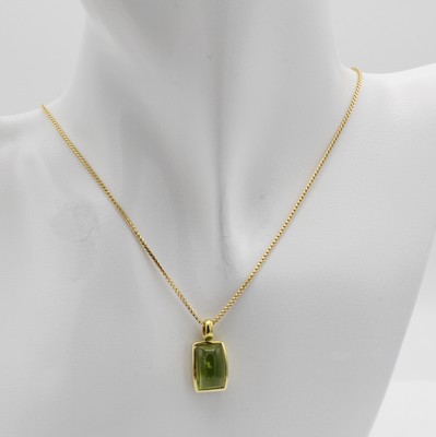26967690a - Anhänger mit Peridot an Kette, GG 585/000, rechteckiger Peridotcabochon ca. 6.4 ct, L. ...