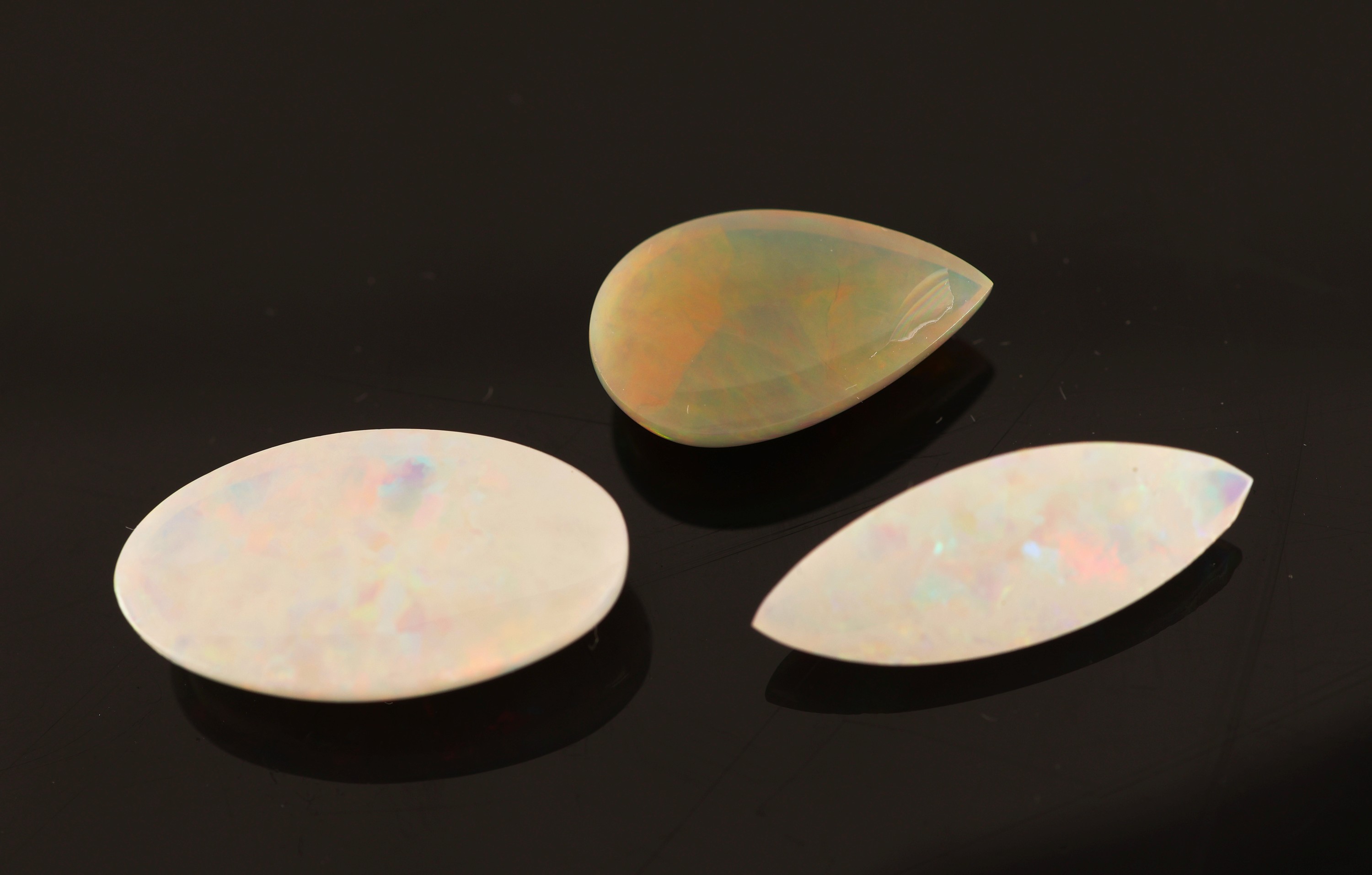 Detail a: Lot 3 lose Opale zus. ca. 7.05 ct, 1 x oval, 1x Navette, 1 x Tropfen, feine Farbspiele